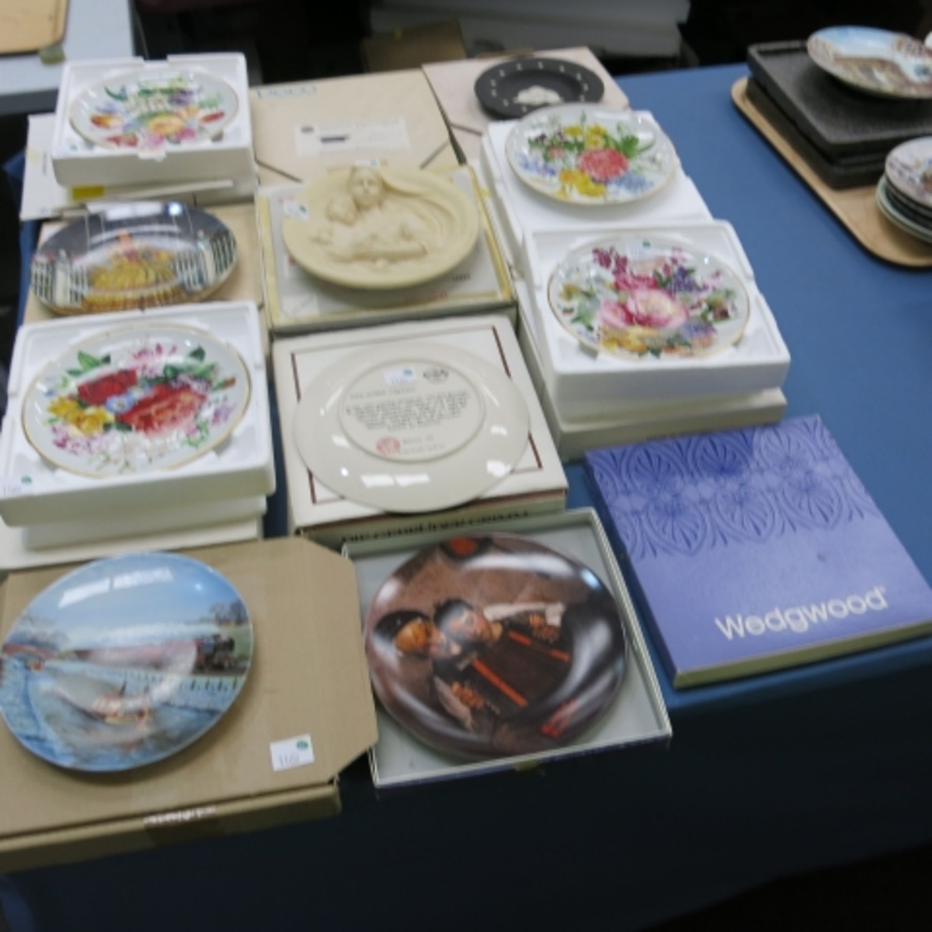 Approximately 39 souvenir plates, many with examples by Wedgwood, Hutschenreuther Knowles ( - Image 2 of 12