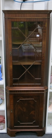 This is a Timed Online Auction on Bidspotter.co.uk, Click here to bid.  A Reproduction Mahogany