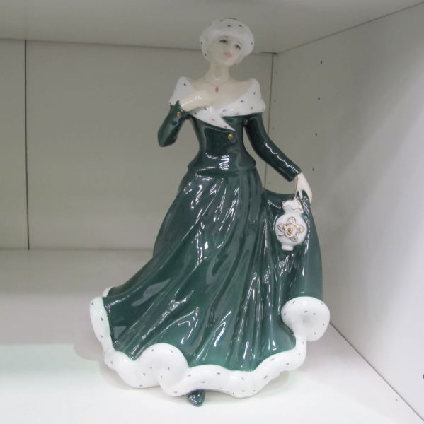 This is a Timed Online Auction on Bidspotter.co.uk, Click here to bid.  Four figurines of Ladies - - Image 5 of 5
