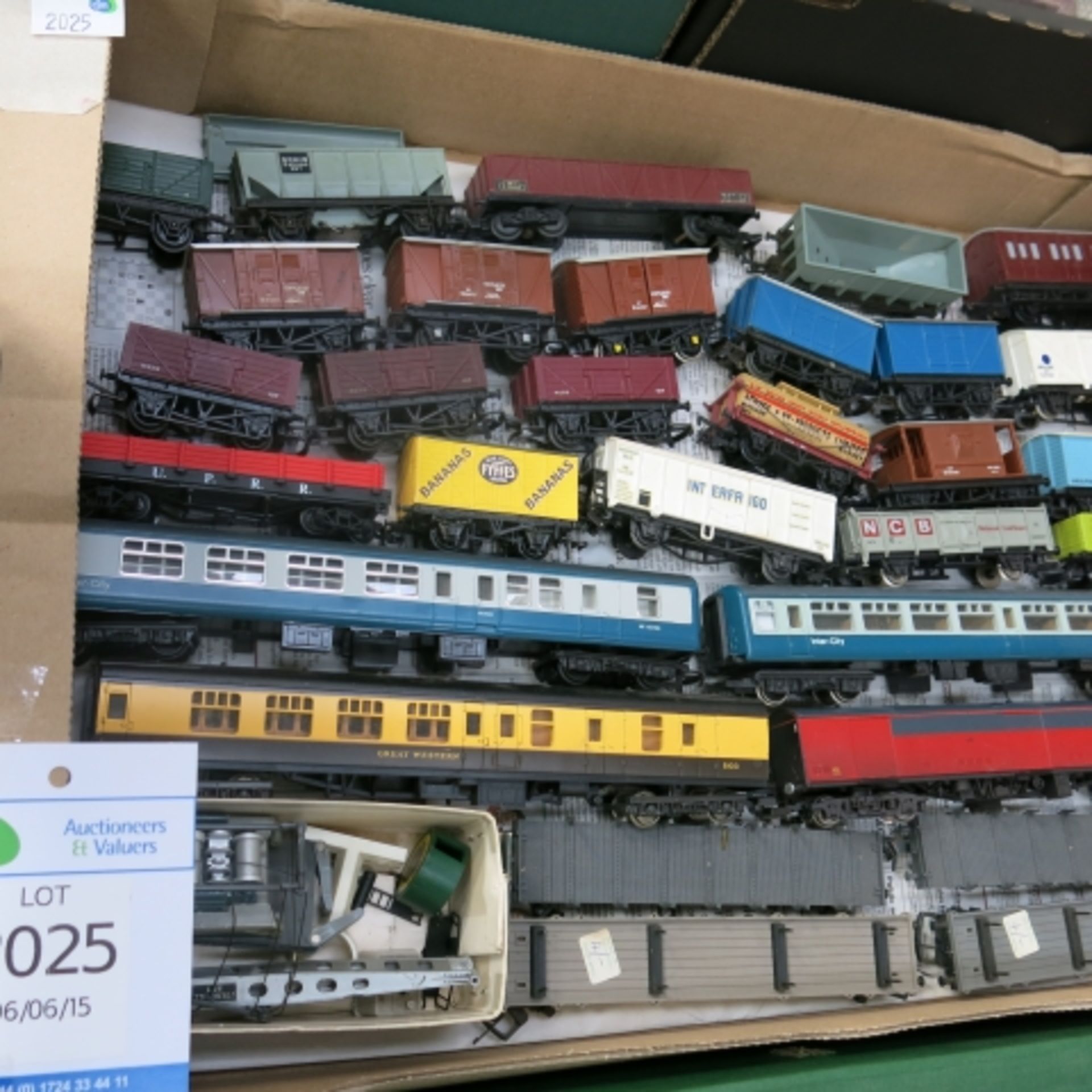 Two boxes of assorted 'OO' gauge locomotives and rolling stock (est. £40-£60) - Image 3 of 3