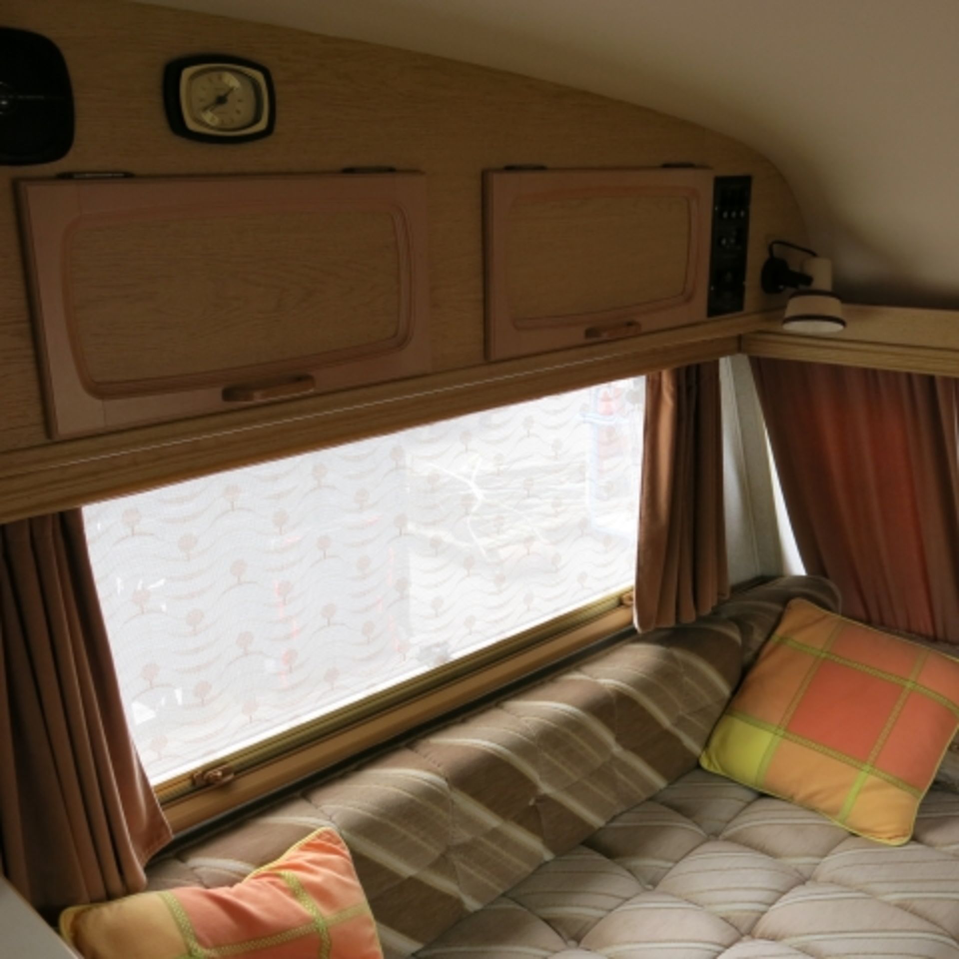 A Mardon Classique Supreme 550/4 Caravan.  The twin axle caravan has mains electric and bottled - Image 10 of 28