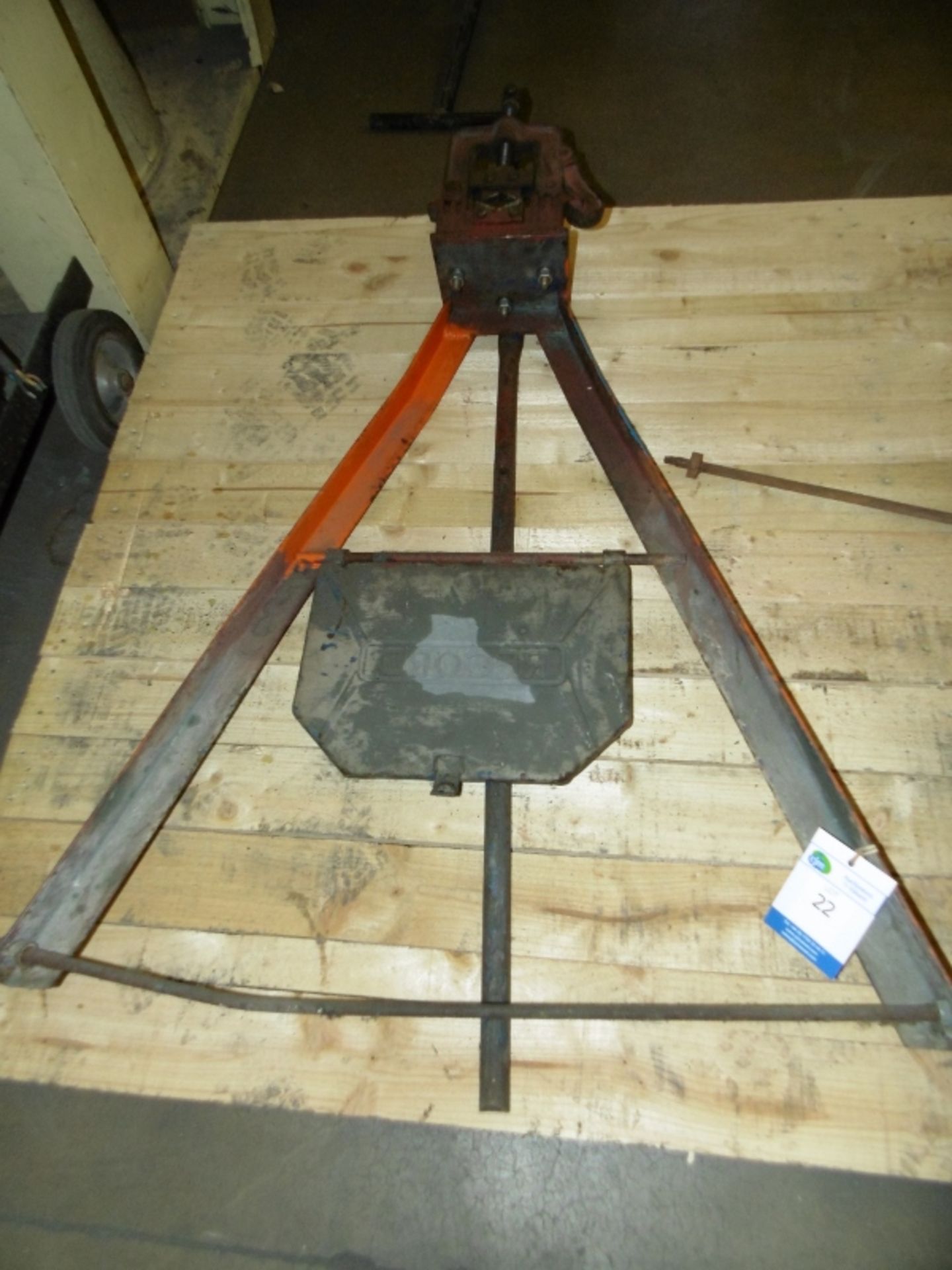 * RECORD STAND MOUNTED PIPE VICE Please note this lot is located at Macemain Amstad Ltd, Roylr Road,