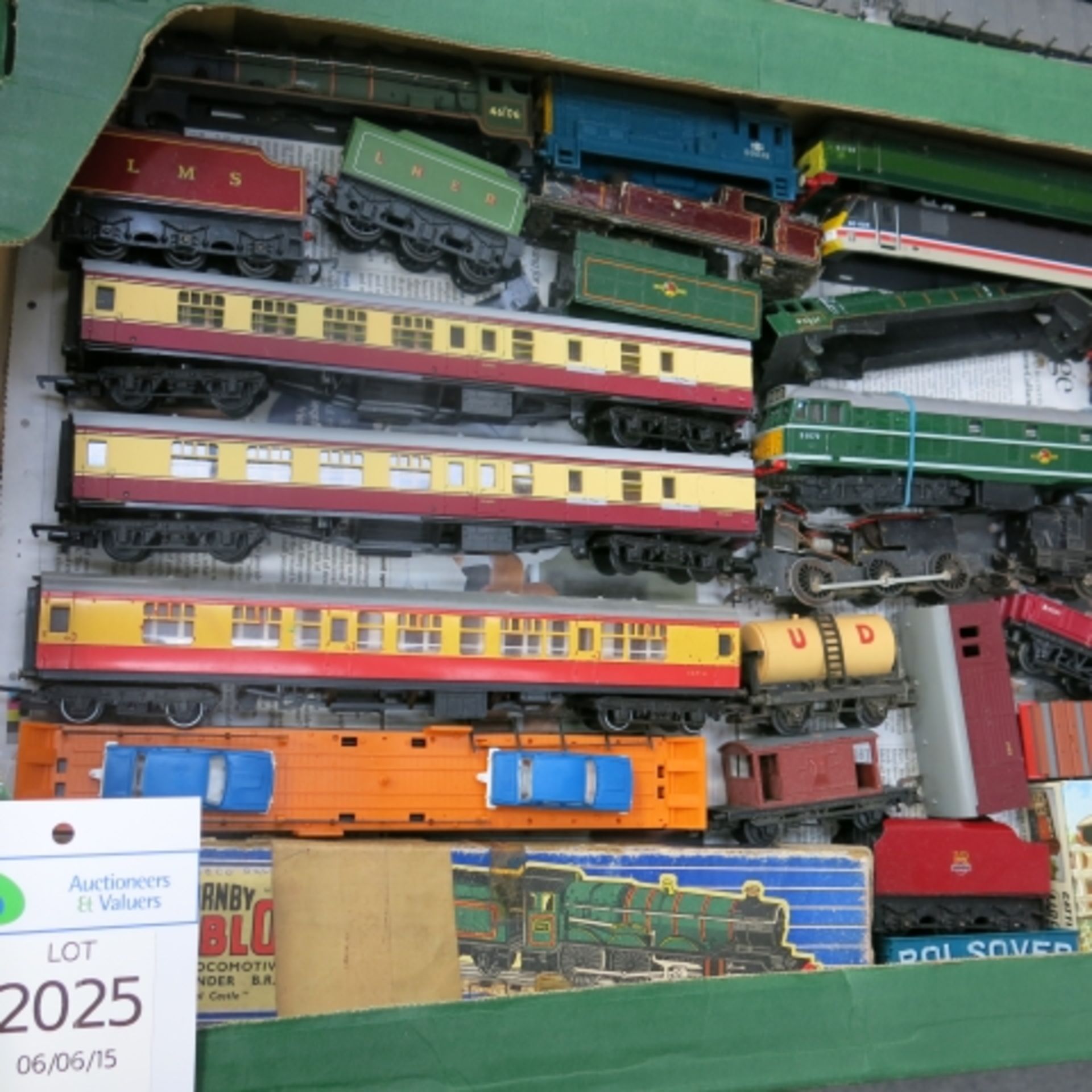 Two boxes of assorted 'OO' gauge locomotives and rolling stock (est. £40-£60) - Image 2 of 3