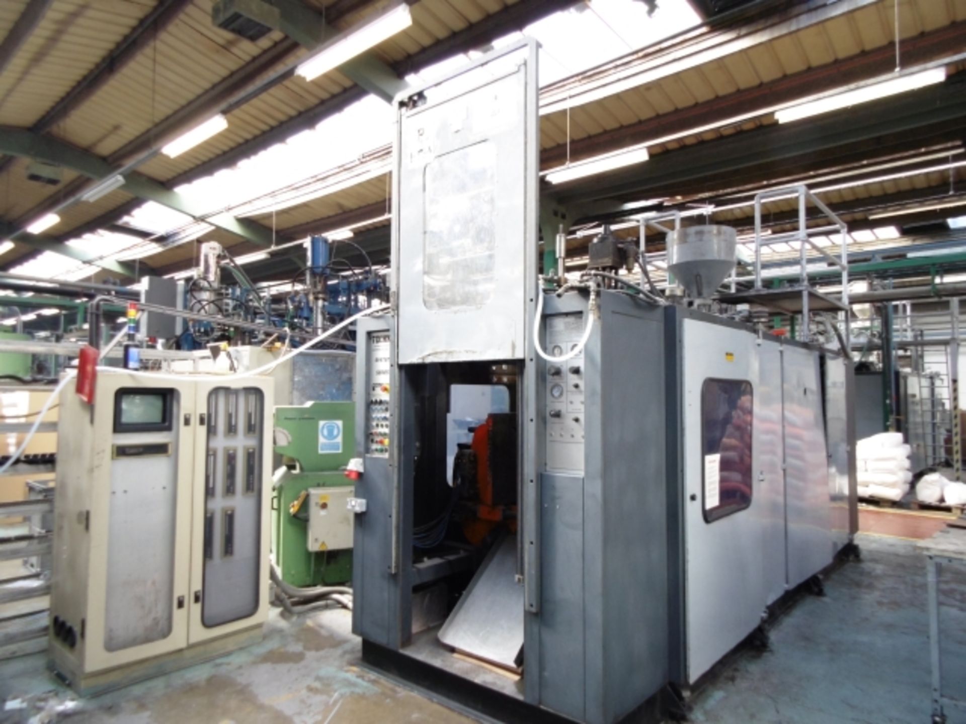 * 1989 TECHNE TYPE 15000 AT BLOW MOULDING MACHINE; WITH SYSTEM SERIES COMPUTER CONTROL; AIR PRESSURE