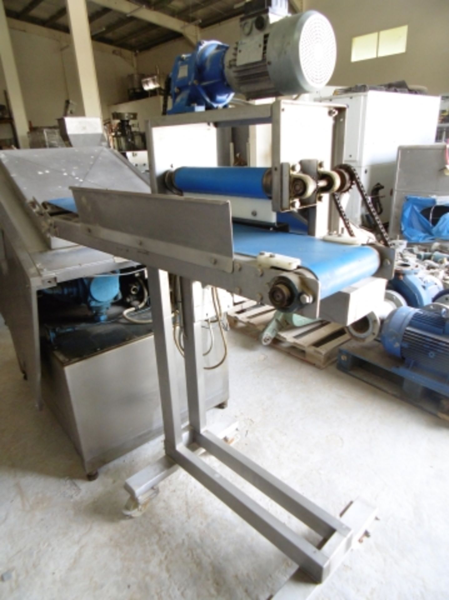 Mobile Stainless Steel Transfer Conveyor with Incline Belt Transferrring to Horizontal Belt; 3 - Image 2 of 3