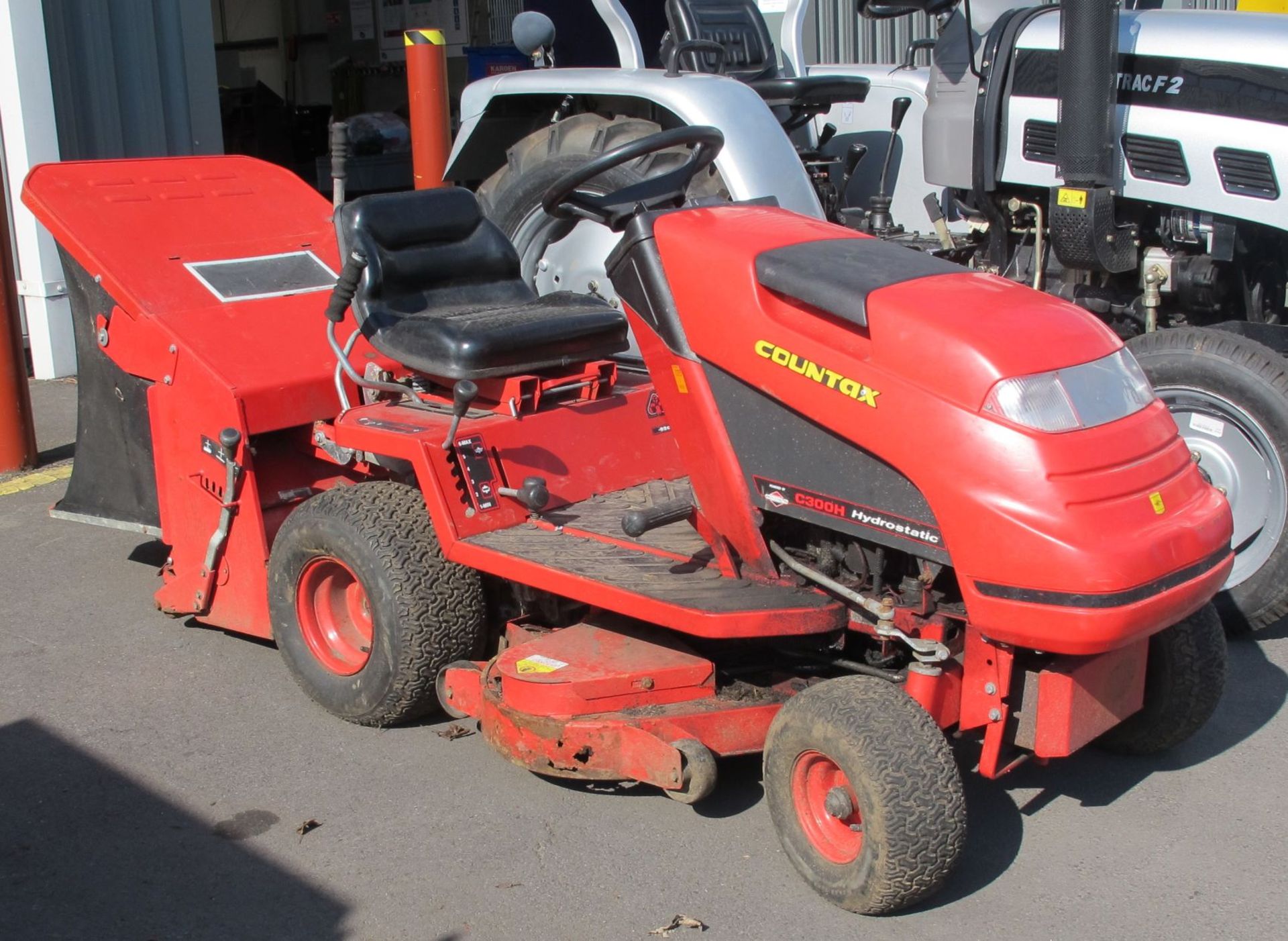 * Contax C300H Hydrostatic Ride on Mower (starts but doesn't drive) c/w brand new battery
