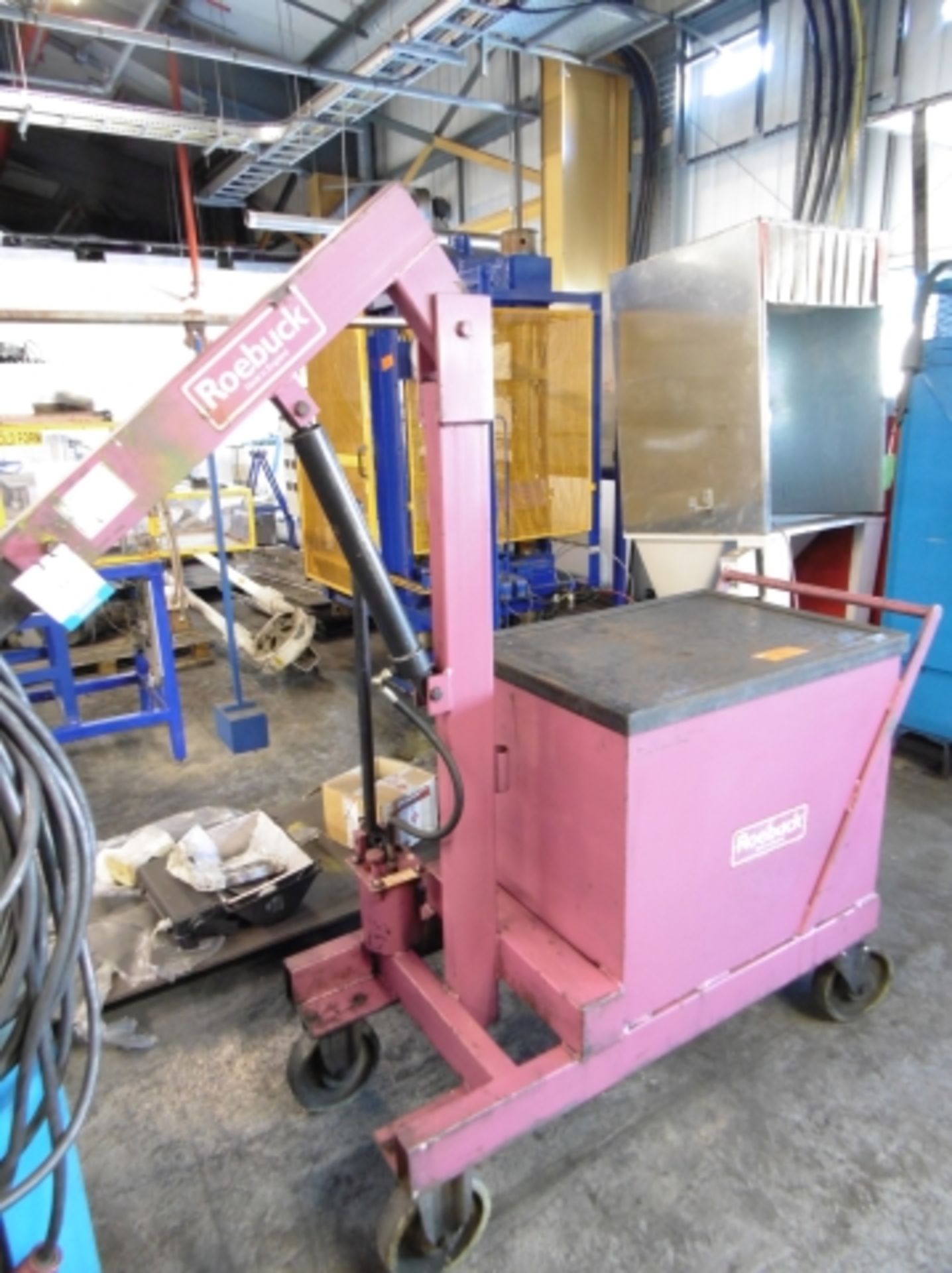* Roebuck 250kg Mobile Hydraulic Hoist.  Please note there is a £10 plus VAT handling fee with