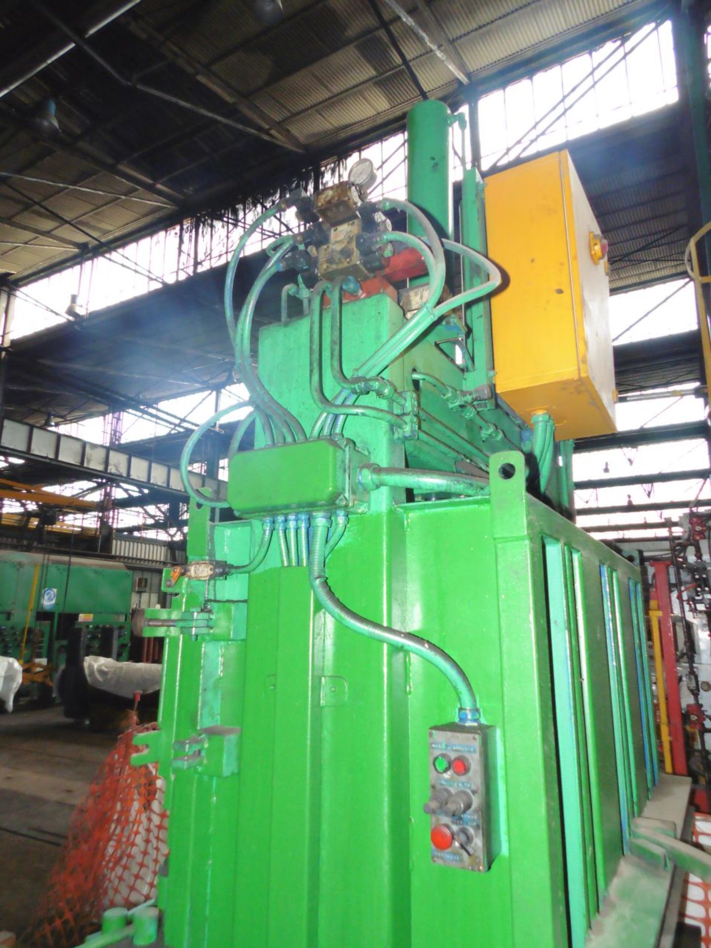 Vertical Hydraulic Compactor Baler; Chamber/Bale size 1540mm(W) x 700mm (D) x 1600mm (H); 3 - Image 3 of 3