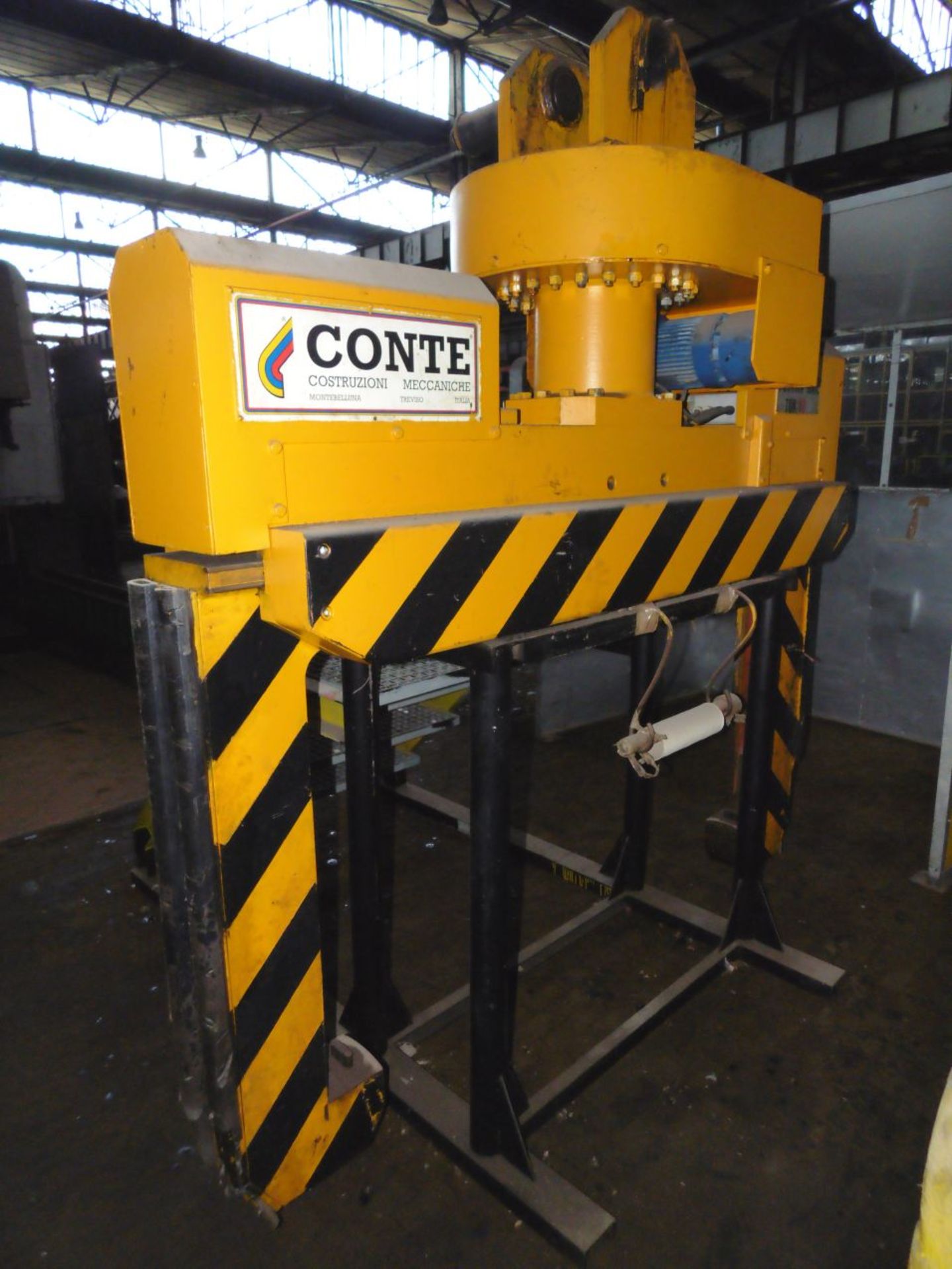 Conte 10 tonnes Hydraulic Coil Lifting C-Clamp.  Max Size 2000mm; Min Size 900mm. C/W Stand.