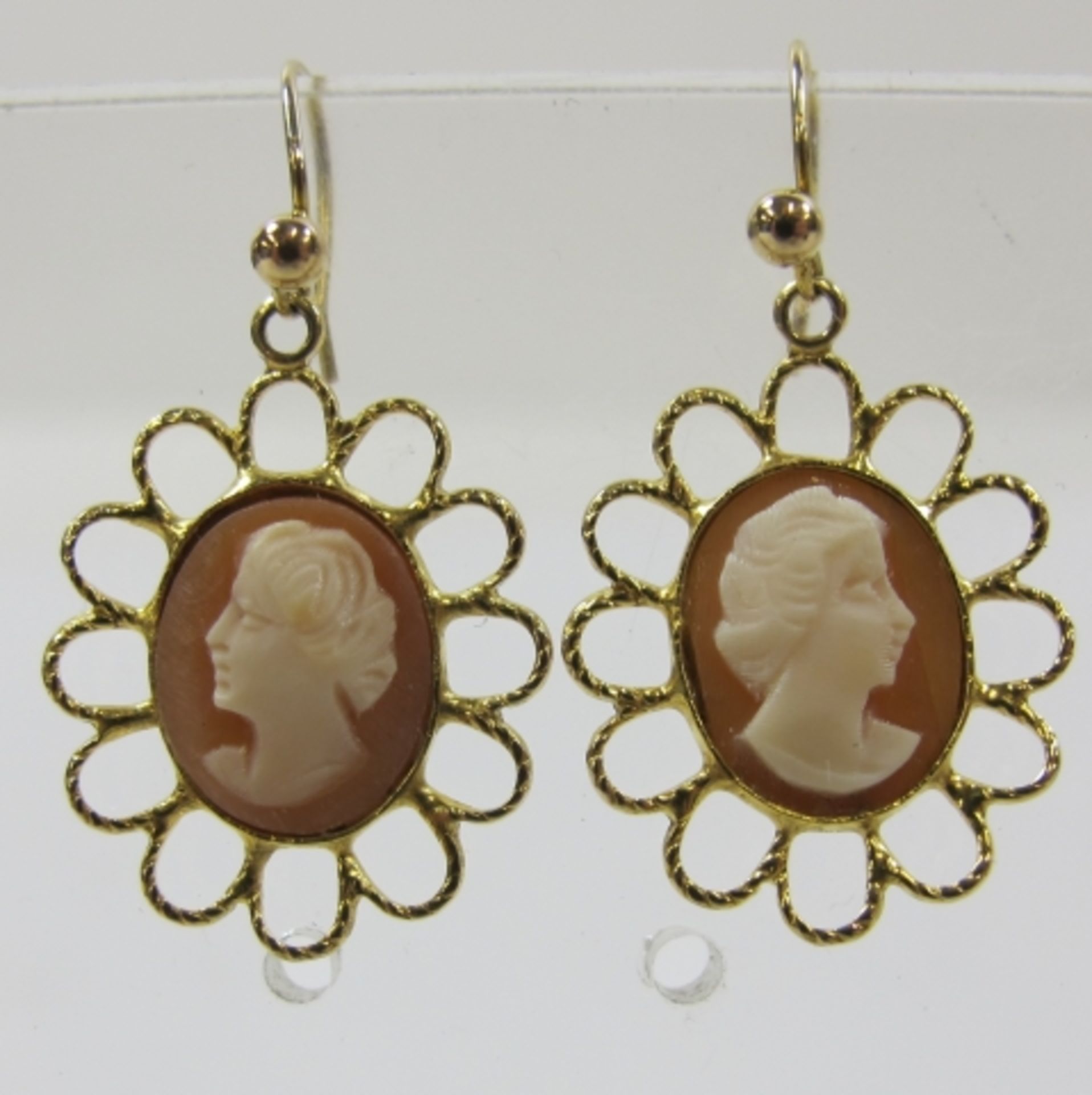 A pair of Vintage 9ct Gold Cameo Earrings (est. £30-£60)