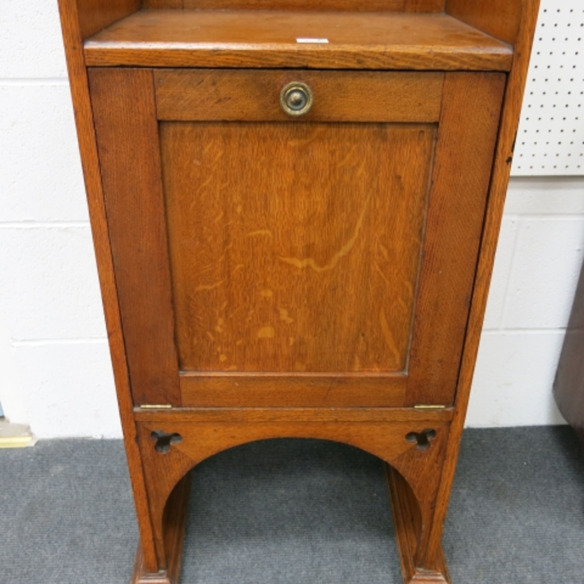 An Arts & Crafts oak narrow side cabinet with hinged single door. 63cm. (est. £40-£80) - Image 3 of 6