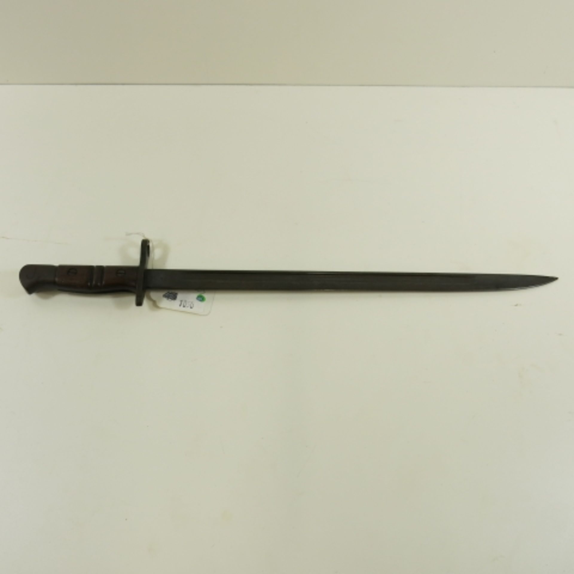 An Enfield 1913 UK Unmarked Bayonet. Blade Length 43cm (est. £30-£50)