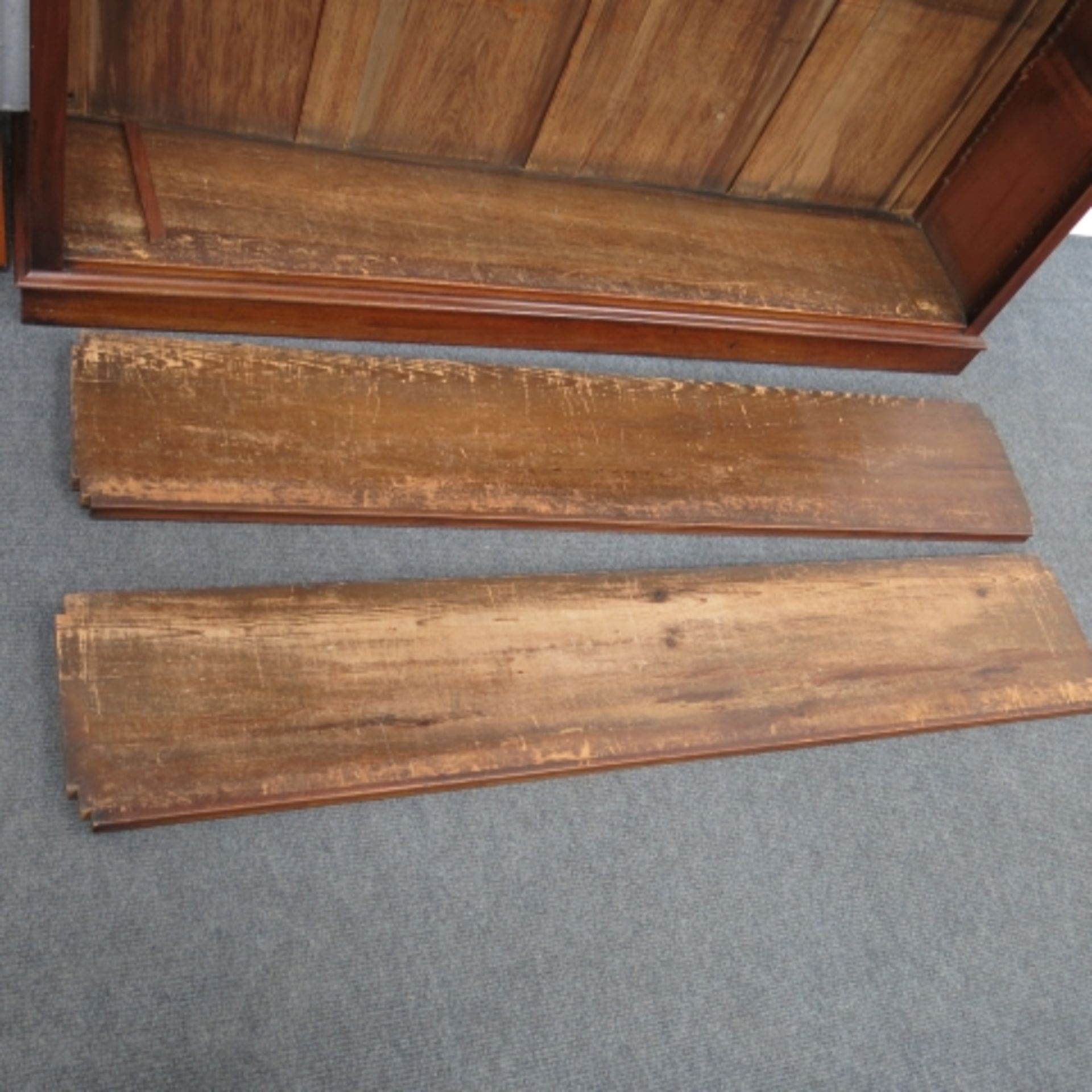 A large 19th century mahogany open bookcase with shaped pediment and adjustable shelves to the top - Image 6 of 9