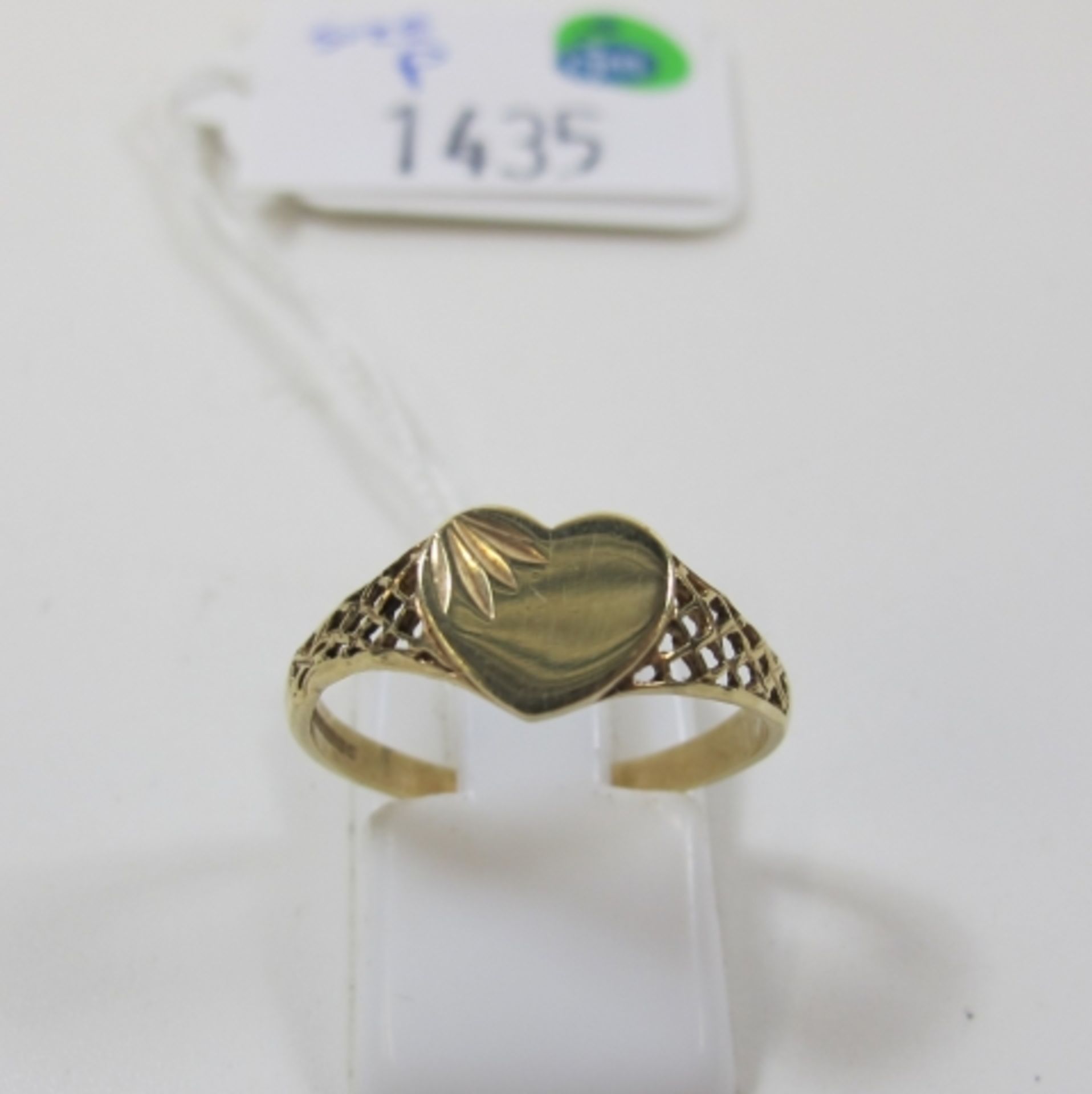 A 9ct Gold Heart Signet Ring, Size P (est £20-£40)