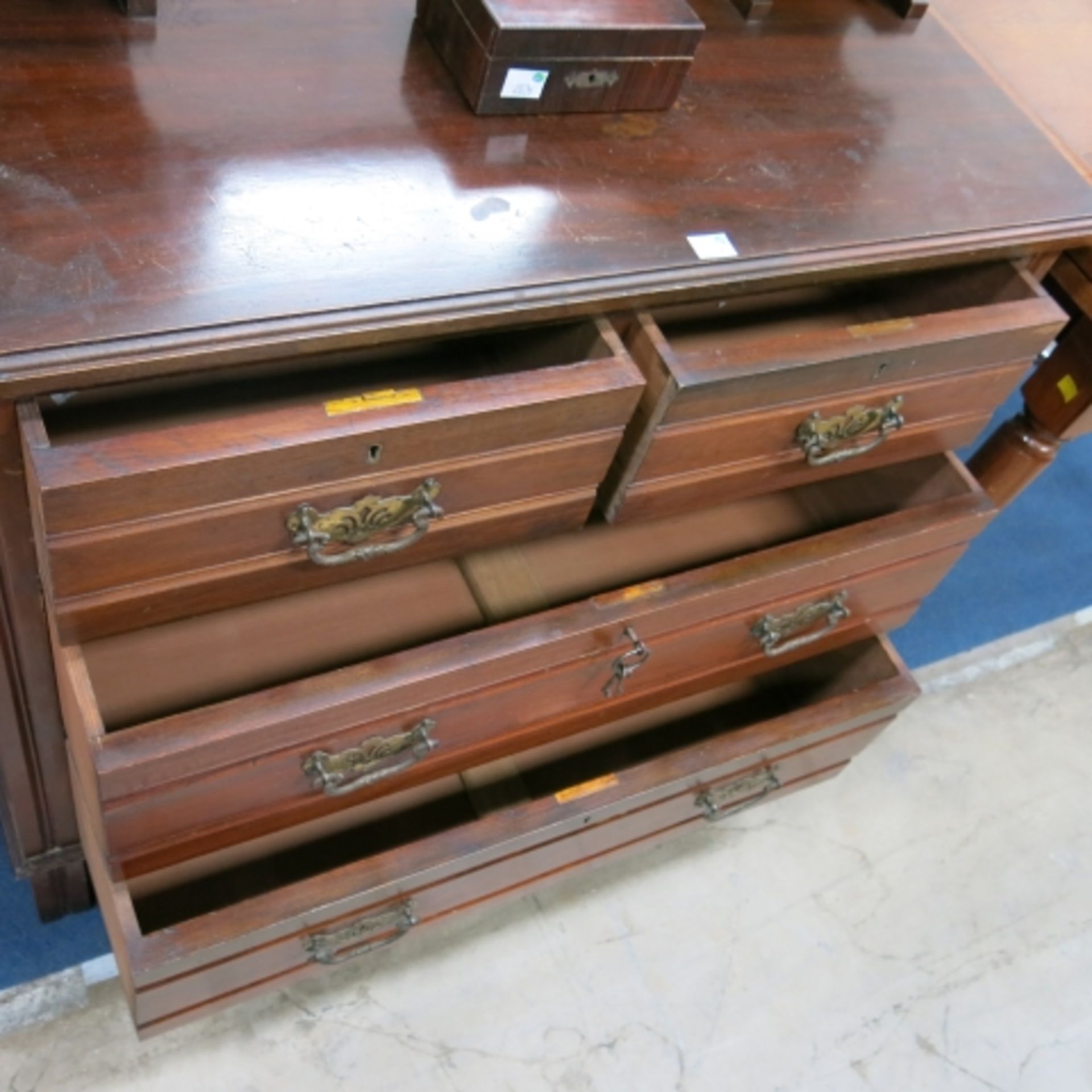 A mahogany dressing table comprising of 2 large drawers and 2 small drawers on the base unit and 2 - Image 3 of 3