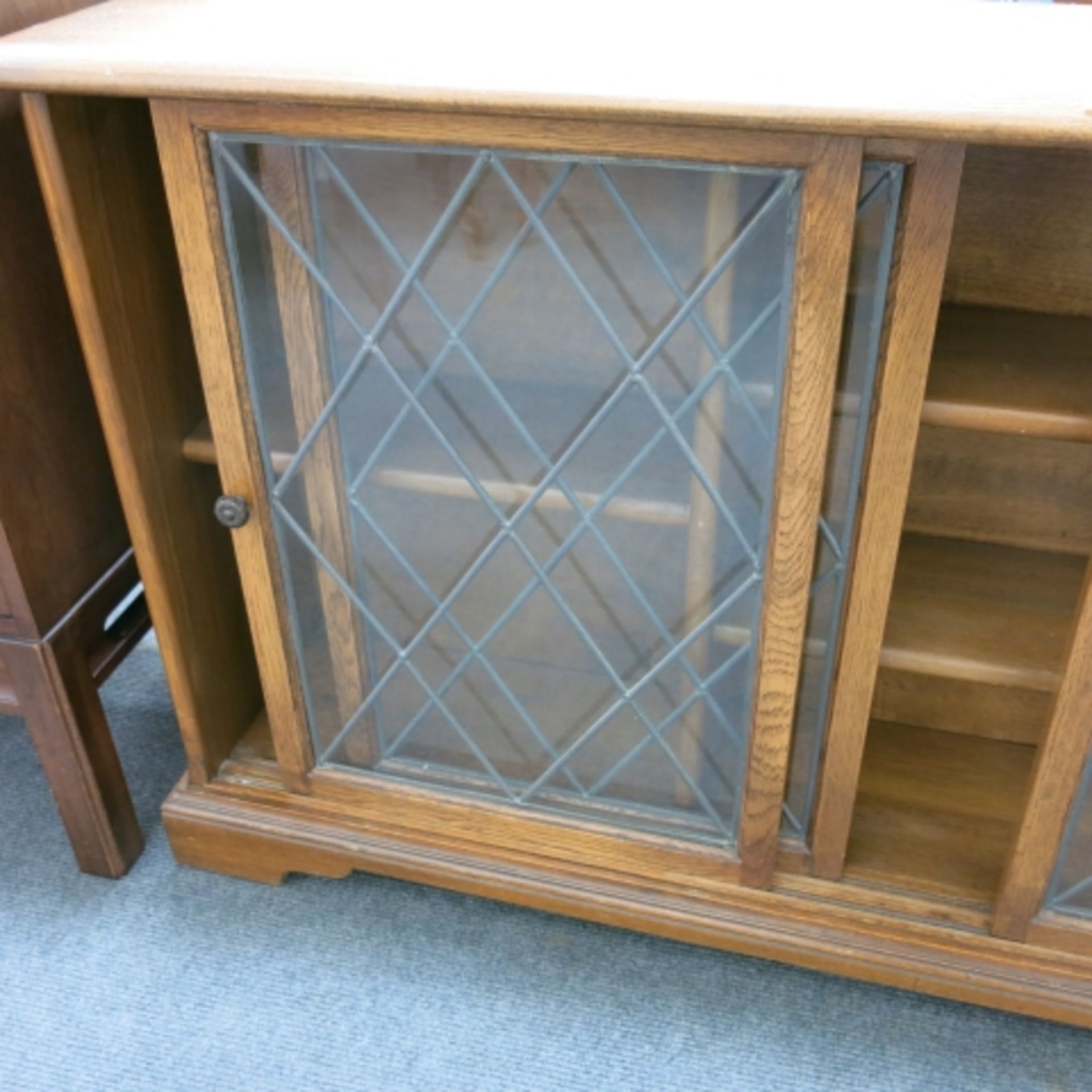 A low & narrow oak bookcase with sliding leaded glass doors. 137cm (est. £40-£60) - Image 4 of 5