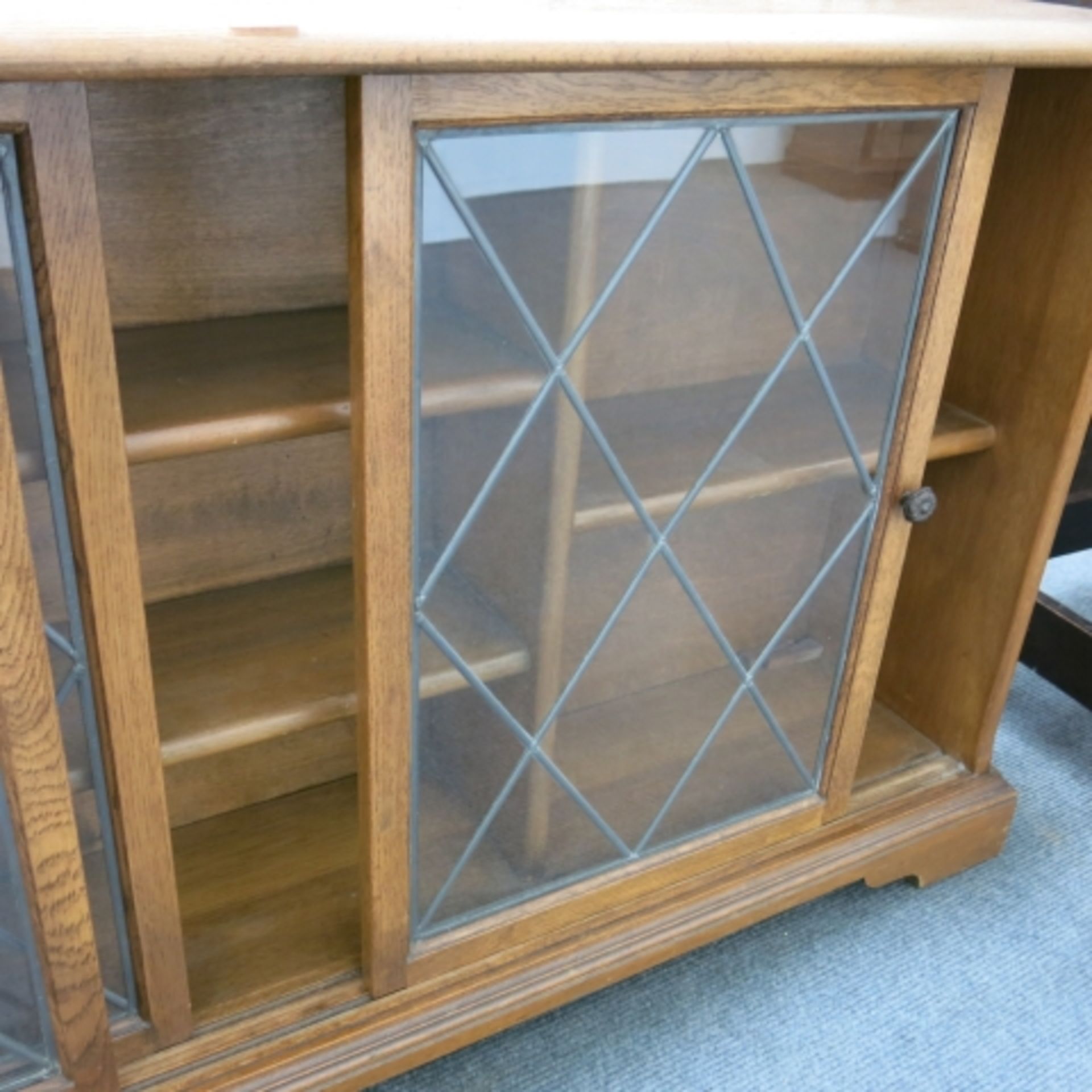 A low & narrow oak bookcase with sliding leaded glass doors. 137cm (est. £40-£60) - Image 5 of 5