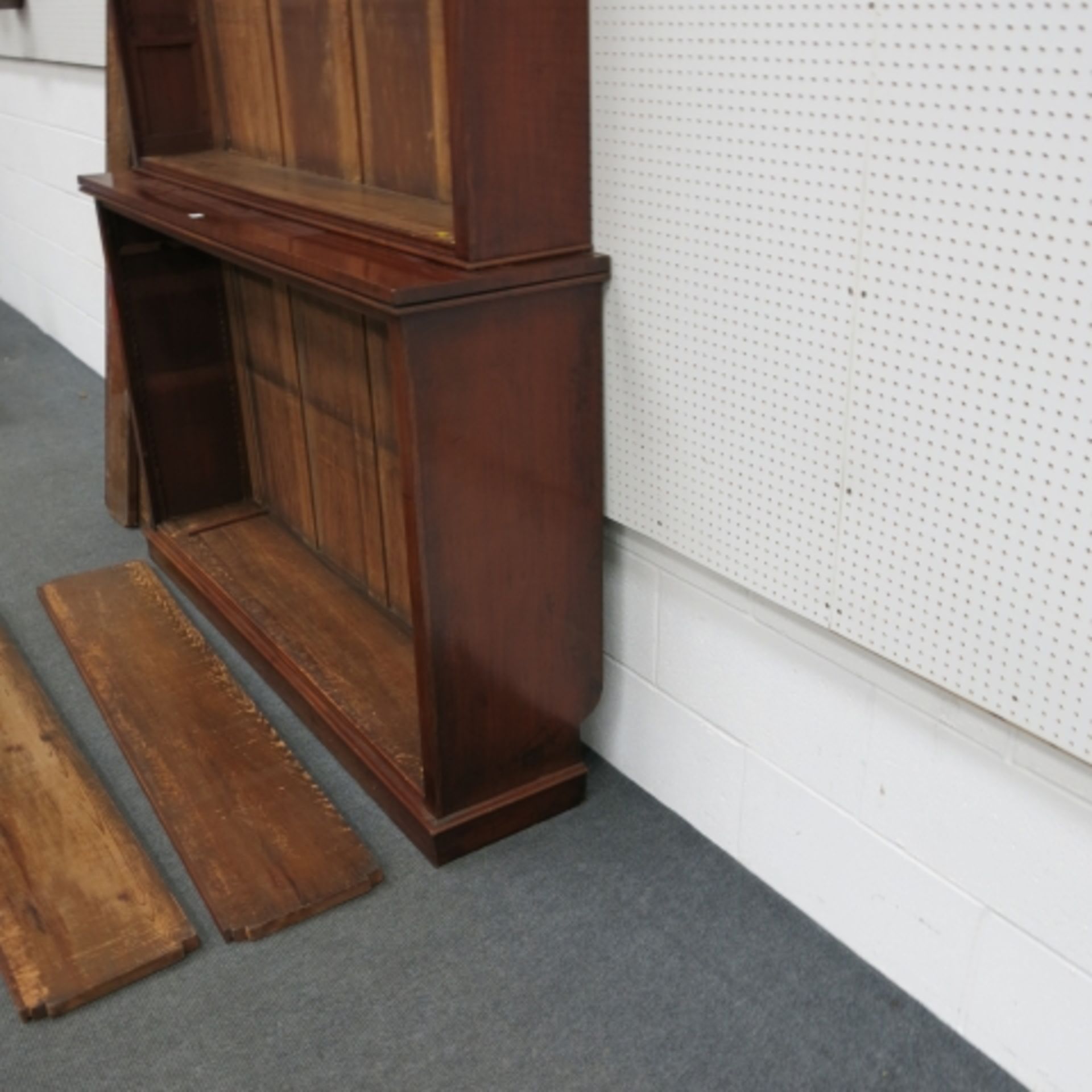 A large 19th century mahogany open bookcase with shaped pediment and adjustable shelves to the top - Image 8 of 9