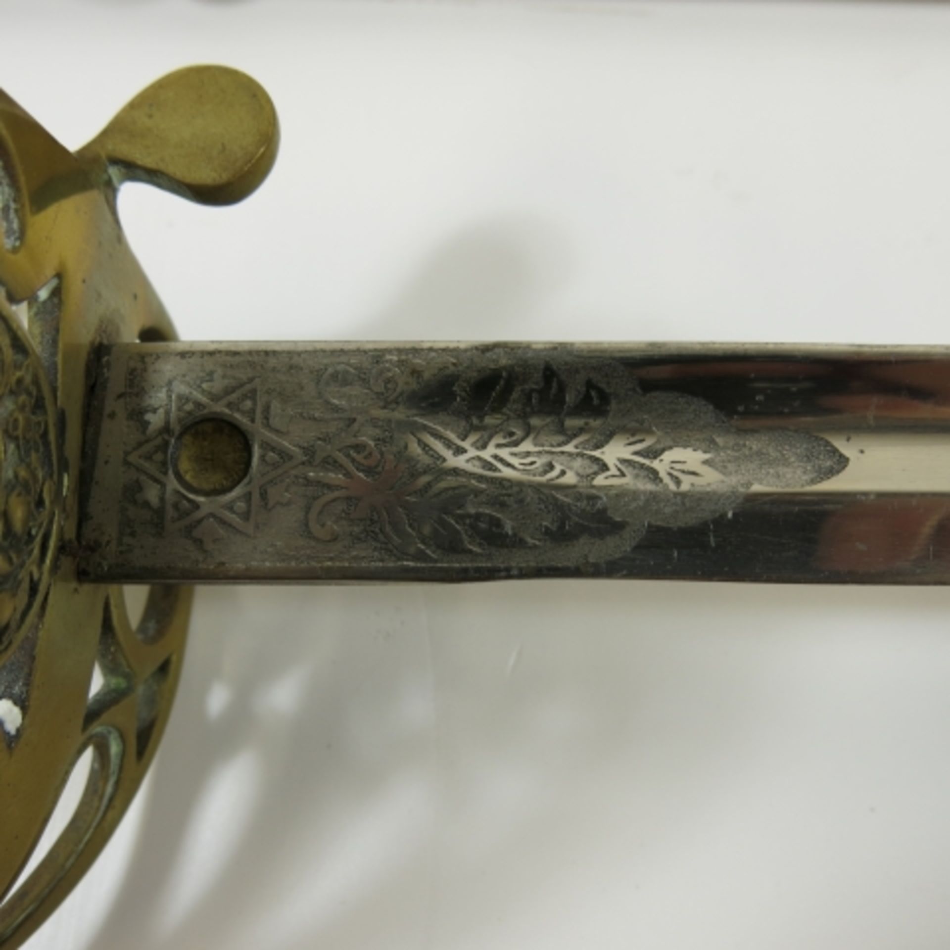 A VR Infantry Sword with chased blade. The 1892 (?) pattern British Victorian Infantry Sword with ' - Image 4 of 4