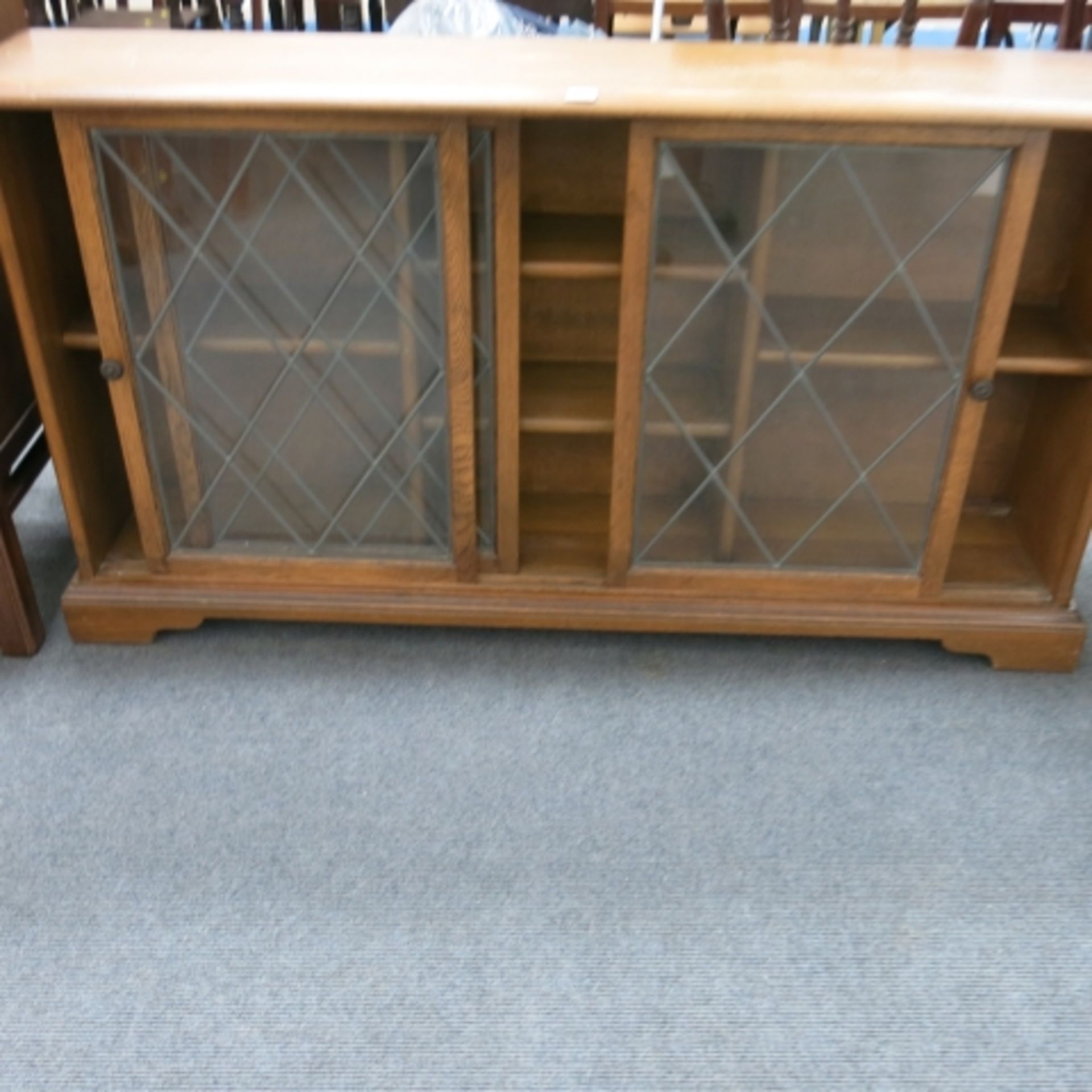 A low & narrow oak bookcase with sliding leaded glass doors. 137cm (est. £40-£60) - Image 3 of 5