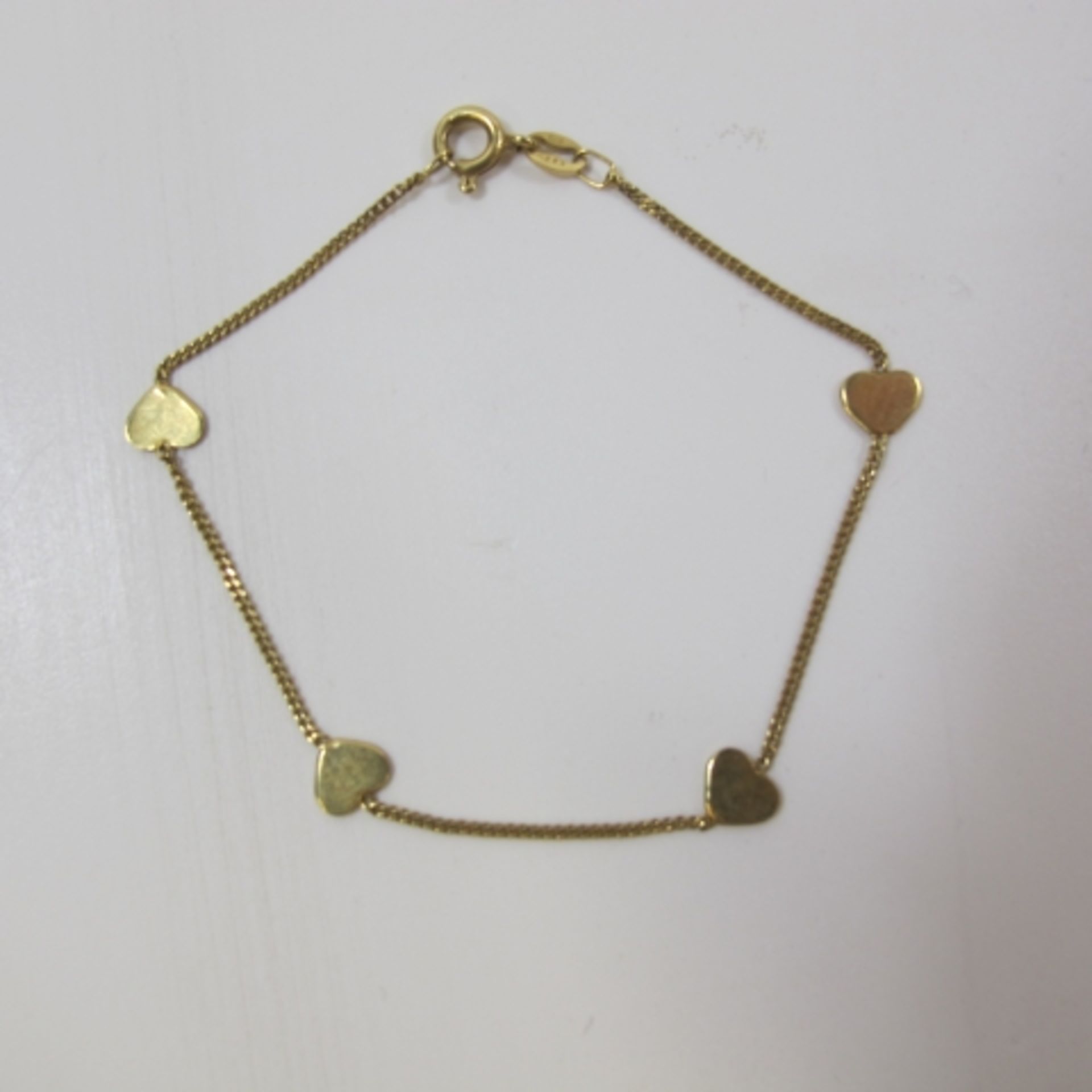 A 9ct Gold Heart Bracelet (est £20-£40)