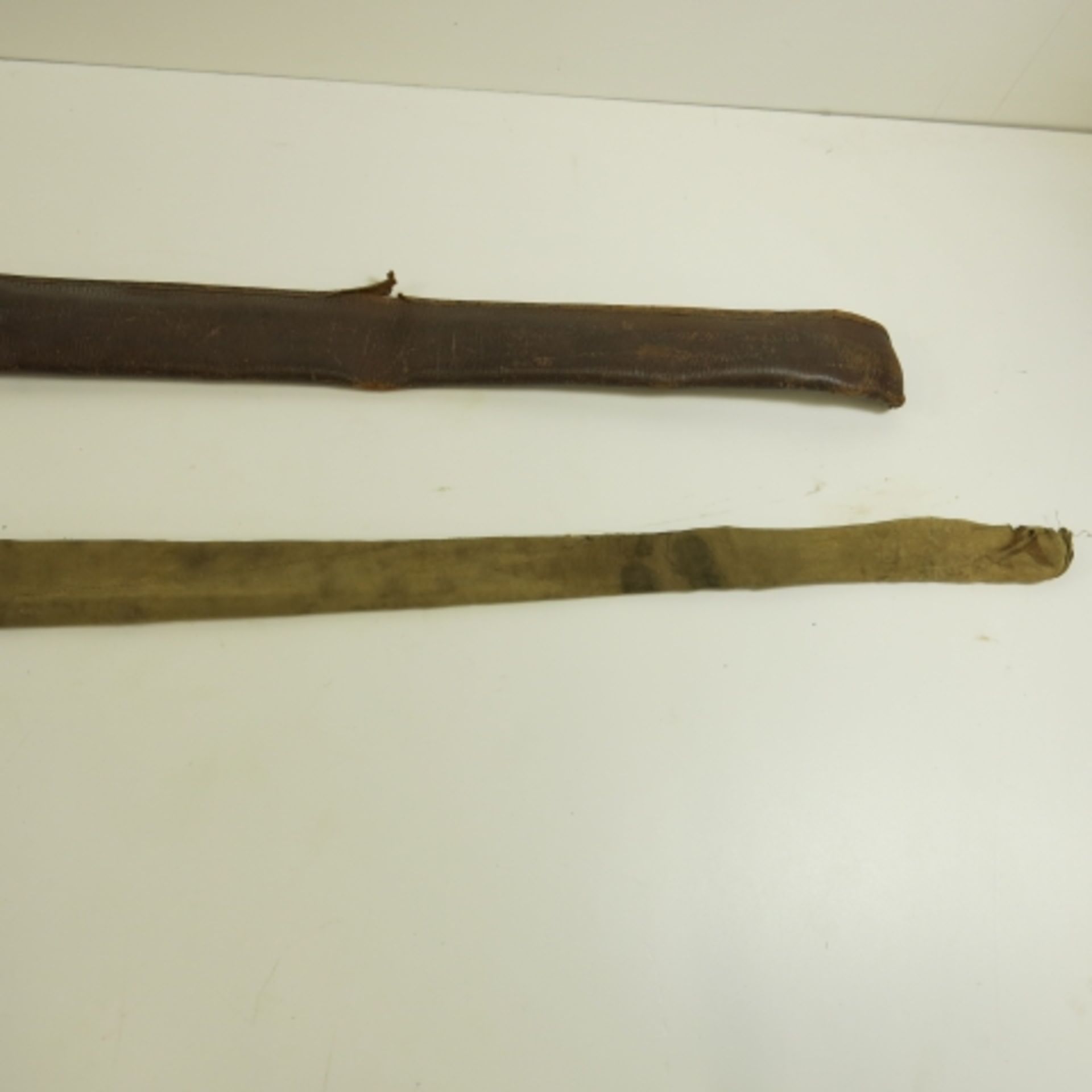 An early leather sword sheath with chamois interior cover, overall length 95cm (est. £40-£60) - Image 3 of 3