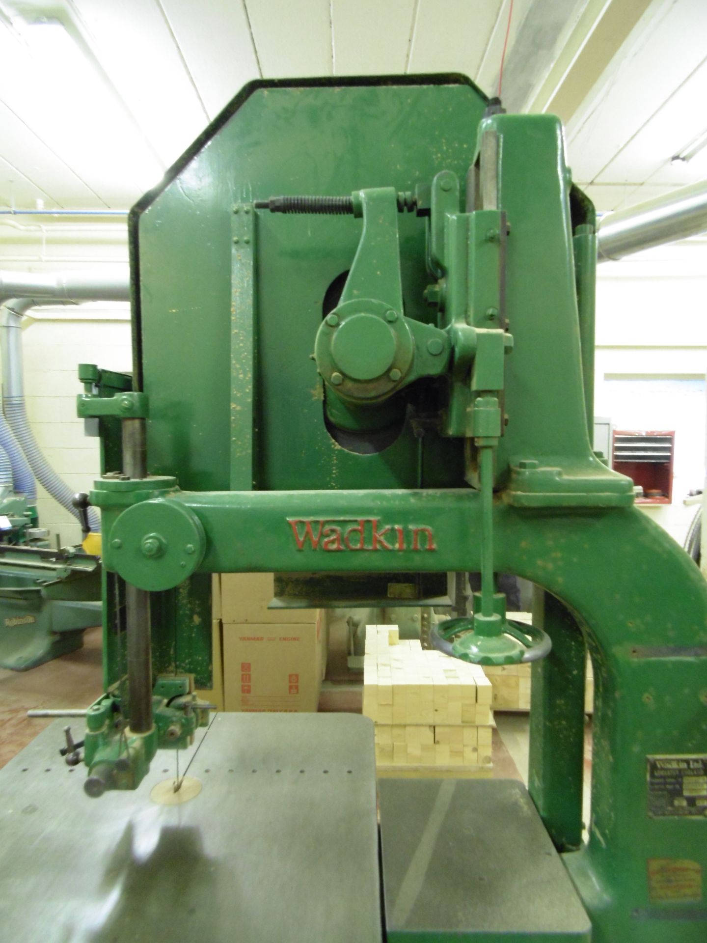 * Wadkin Type DR Vertical Bandsaw; Throat Depth 710mm; Table Size 865 x 810mm; 3 Phase; Machine No - Image 5 of 5