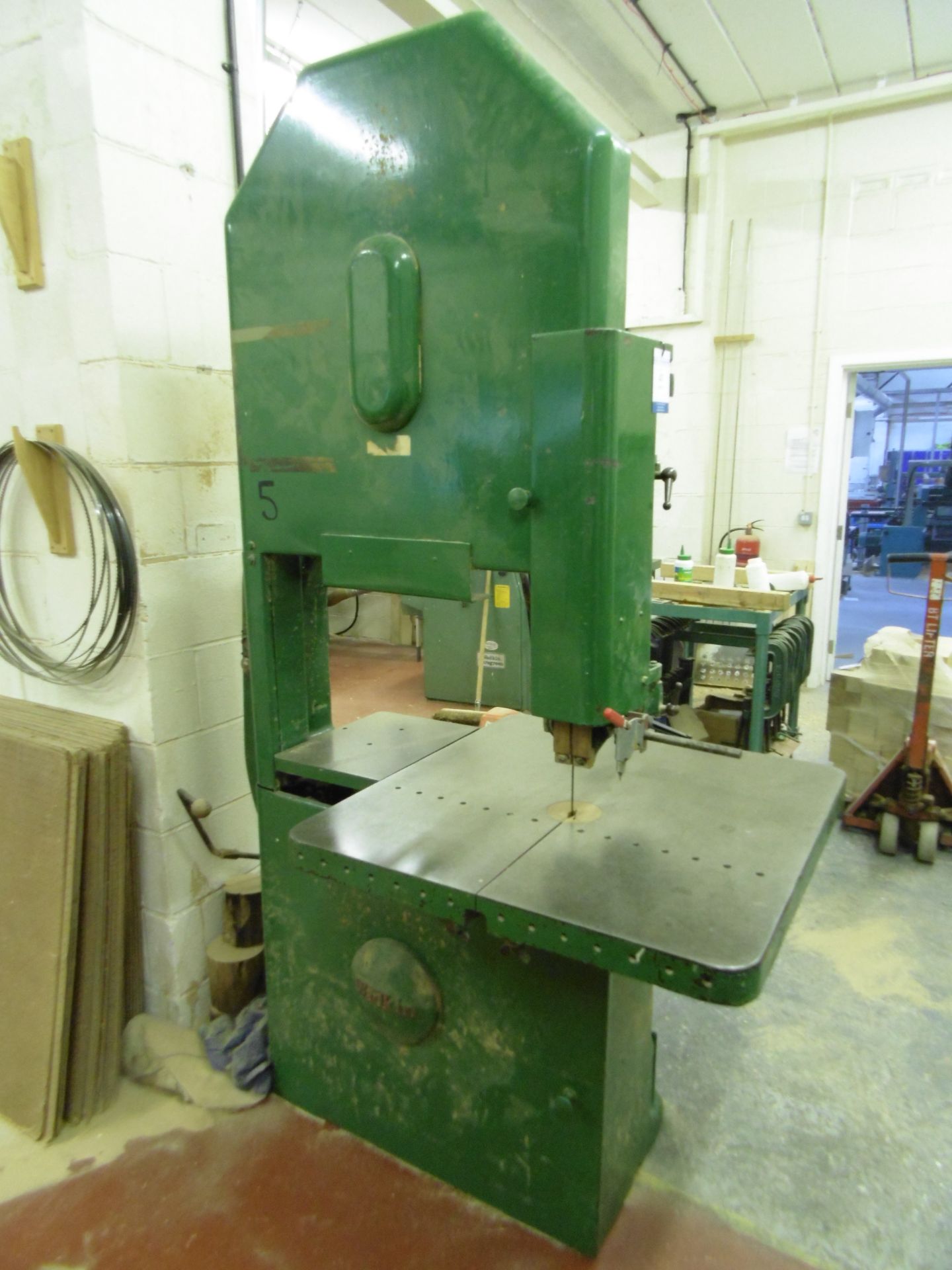 * Wadkin Type DR Vertical Bandsaw; Throat Depth 710mm; Table Size 865 x 810mm; 3 Phase; Machine No - Image 2 of 5