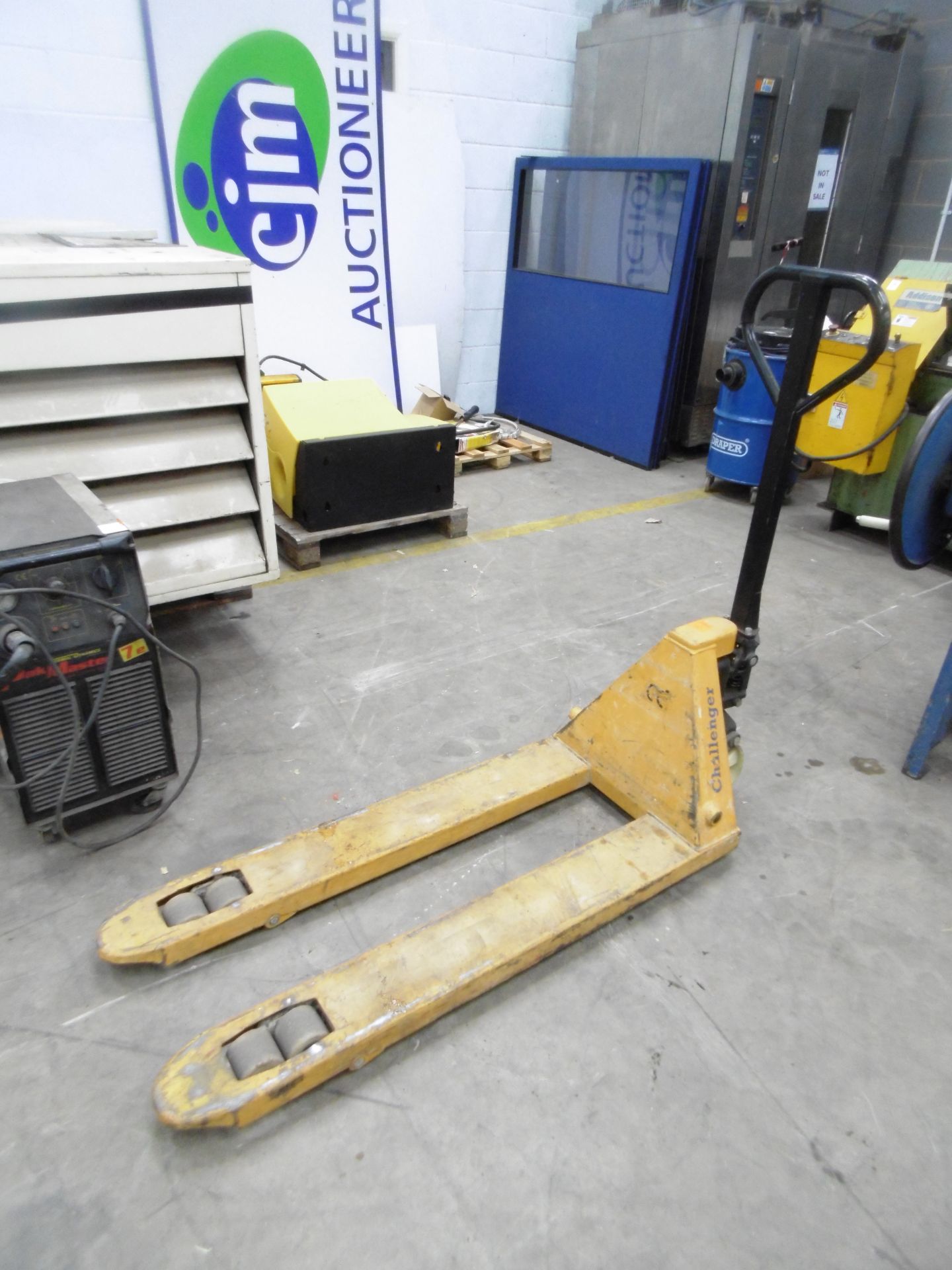 * Challenger 2200KG Pedestrian Pallet Truck