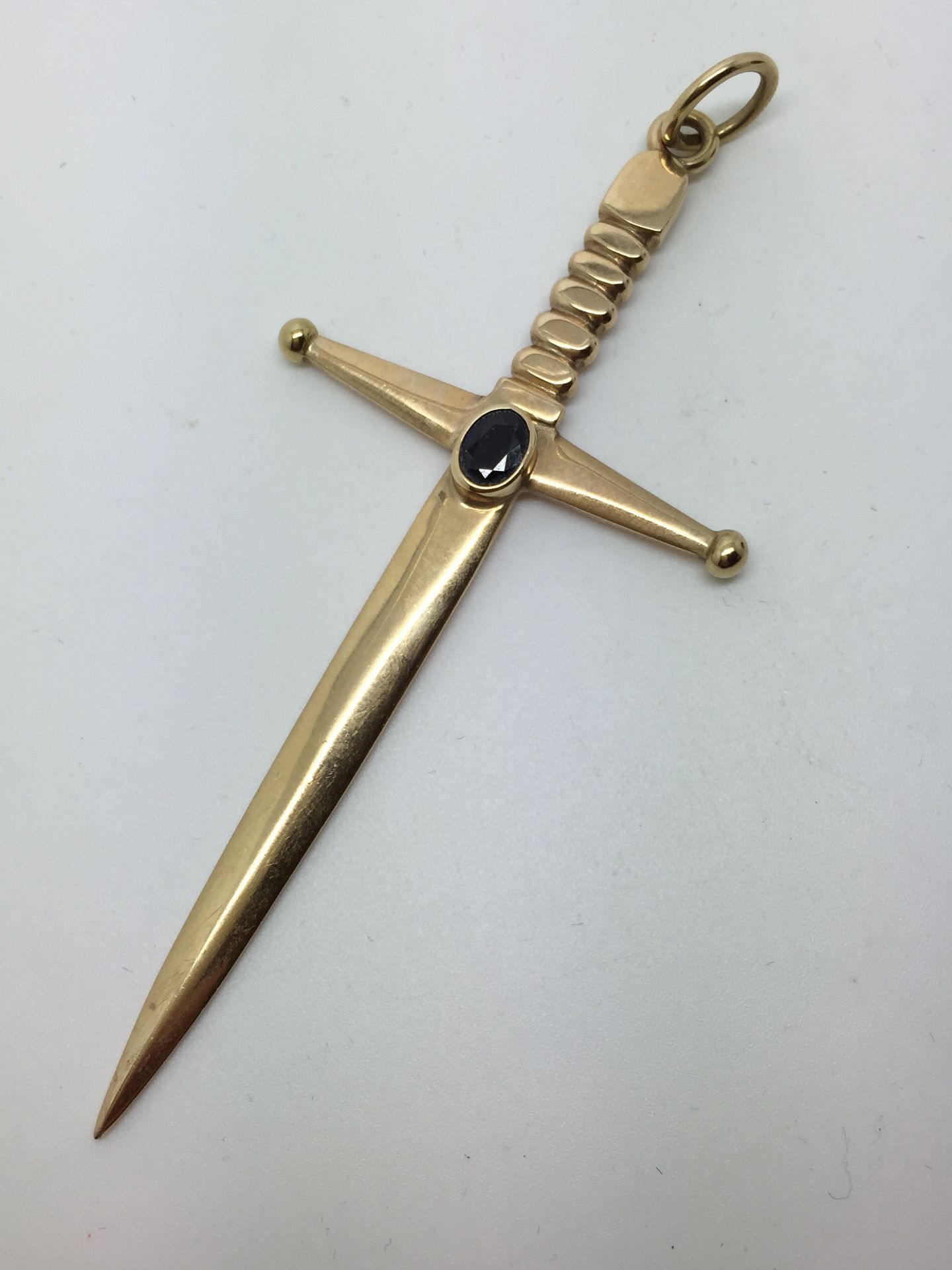 HUGE 9ct GOLD SAPPHIRE SET SWORD / DAGGER PENDANT - UNUSUAL ITEM - Image 2 of 4