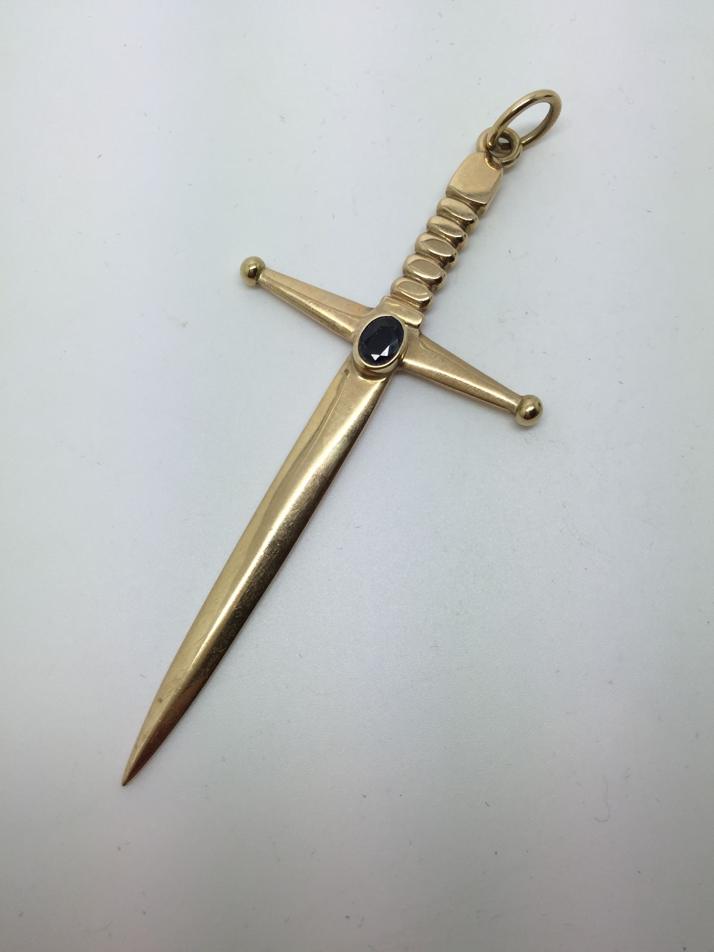 HUGE 9ct GOLD SAPPHIRE SET SWORD / DAGGER PENDANT - UNUSUAL ITEM - Image 3 of 4