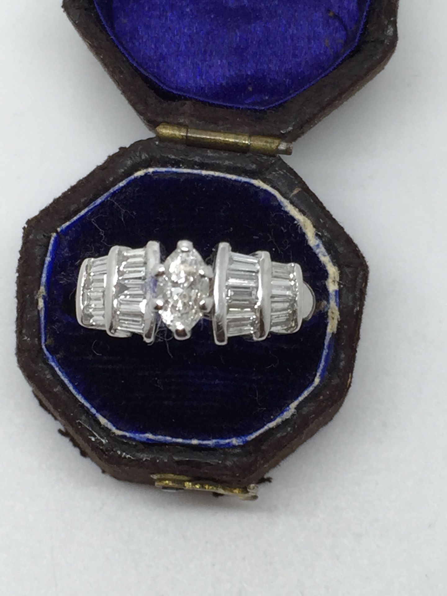 AMAZING 1.00ct APPROX DIAMOND RING SET WITH MARQUISE & BAGUETTE DIAMONDS IN WHITE GOLD - Image 3 of 5