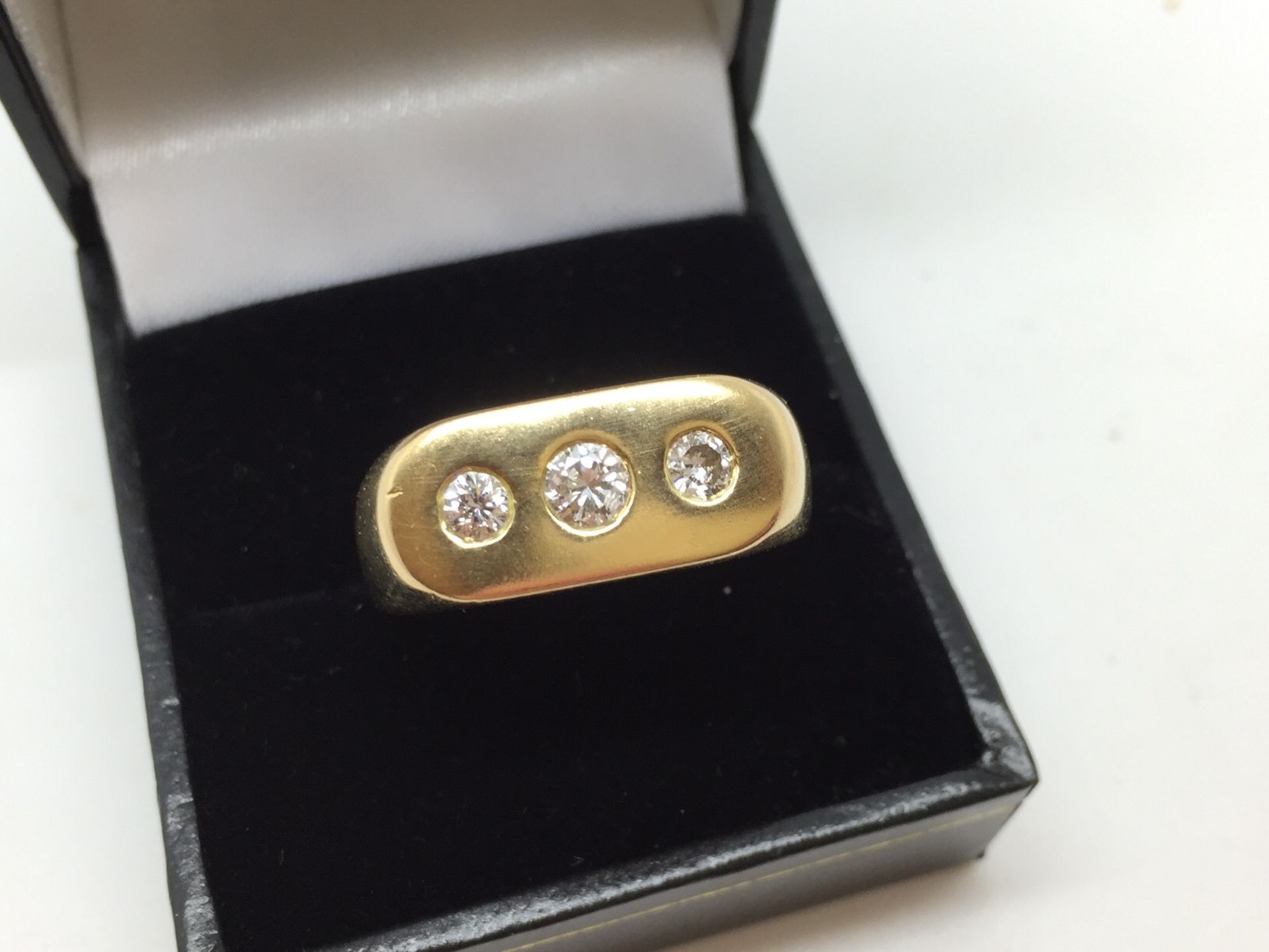 18ct GOLD 3 STONE DIAMOND RING