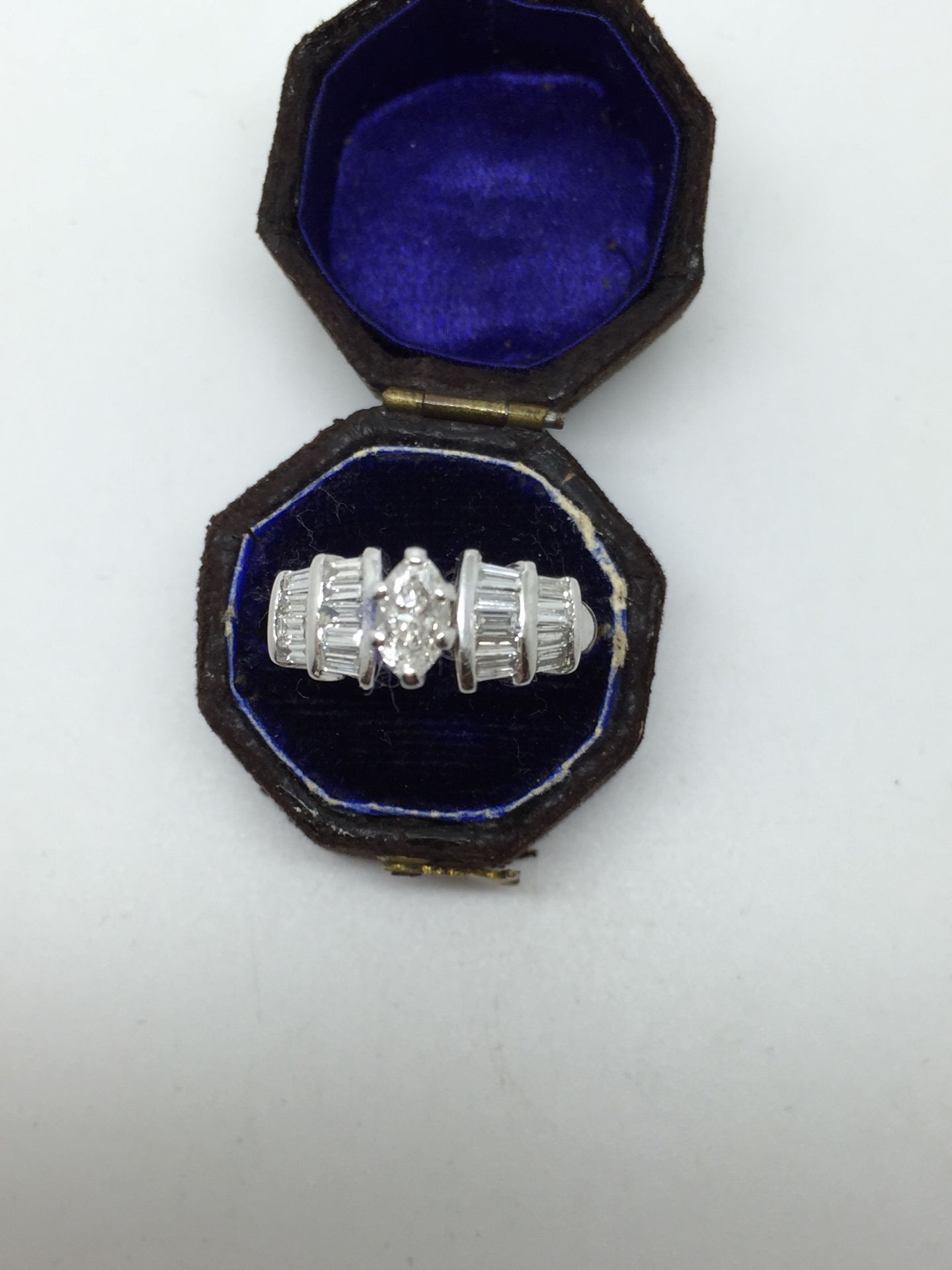AMAZING 1.00ct APPROX DIAMOND RING SET WITH MARQUISE & BAGUETTE DIAMONDS IN WHITE GOLD - Image 2 of 5