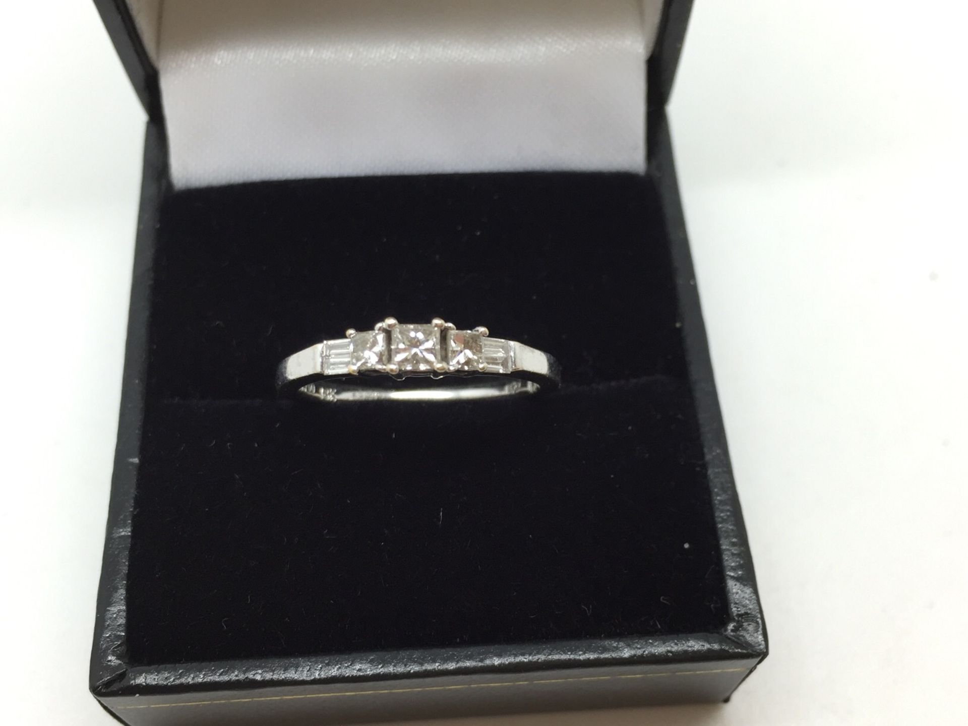 18ct WHITE GOLD BAGUETTE & PRINCESS CUT DIAMOND SET RING 0.35ct