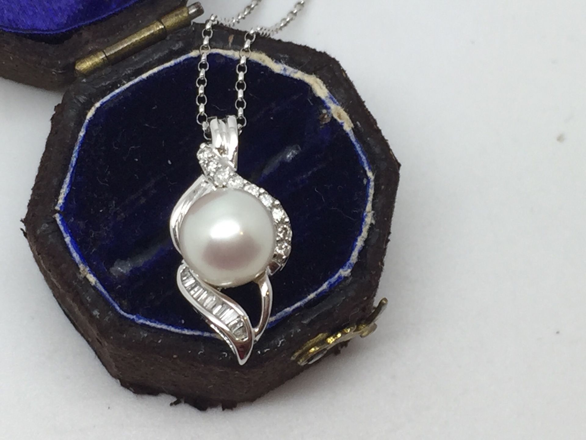 AKOYA PEARL & DIAMOND PENDANT SET IN 18k WHITE GOLD * ESTIMATED REPLACEMENT VALUE £1619.95 *