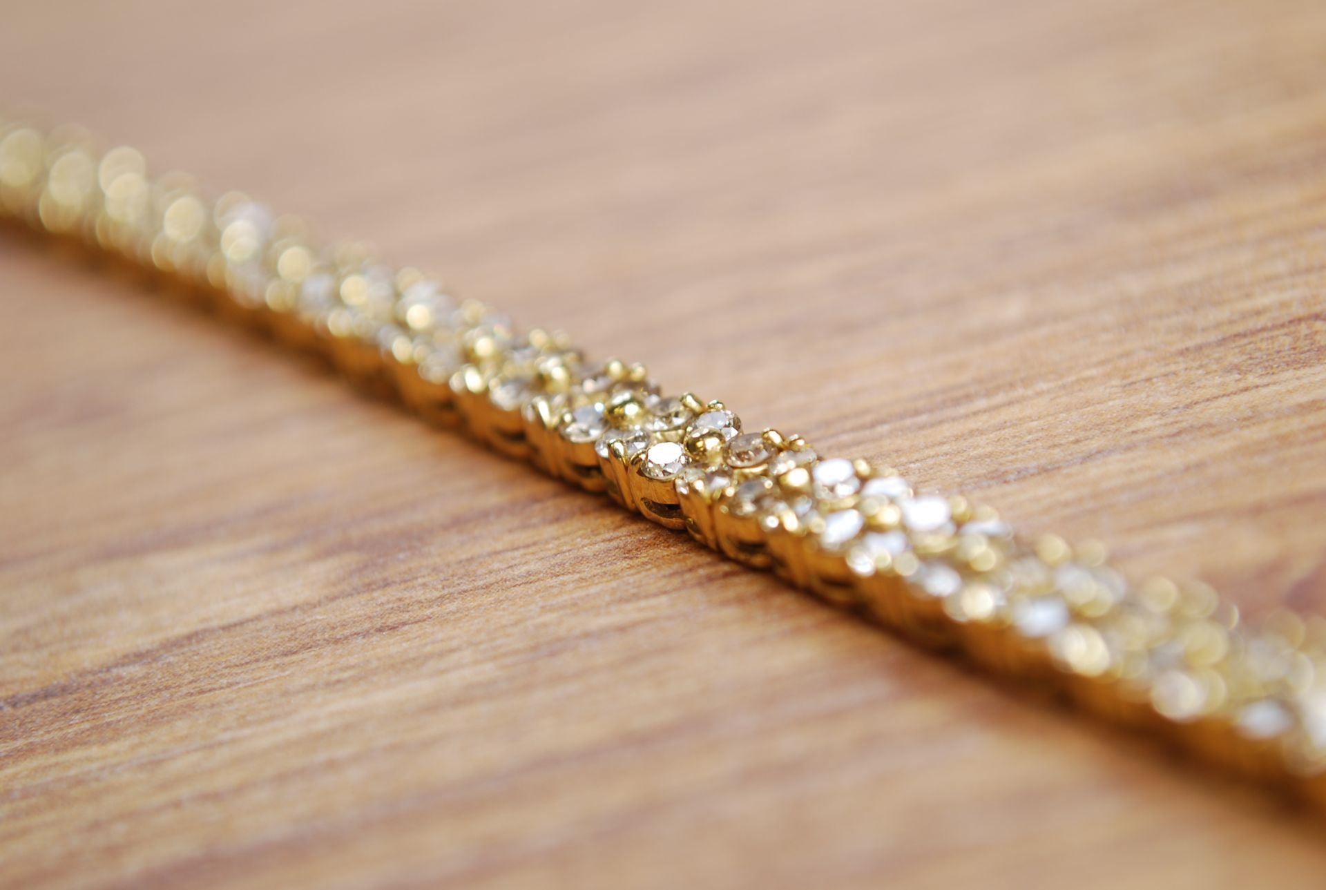 18ct GOLD 5.00ct DIAMOND TENNIS BRACELET WITH £8000 VALUATION - Image 5 of 5