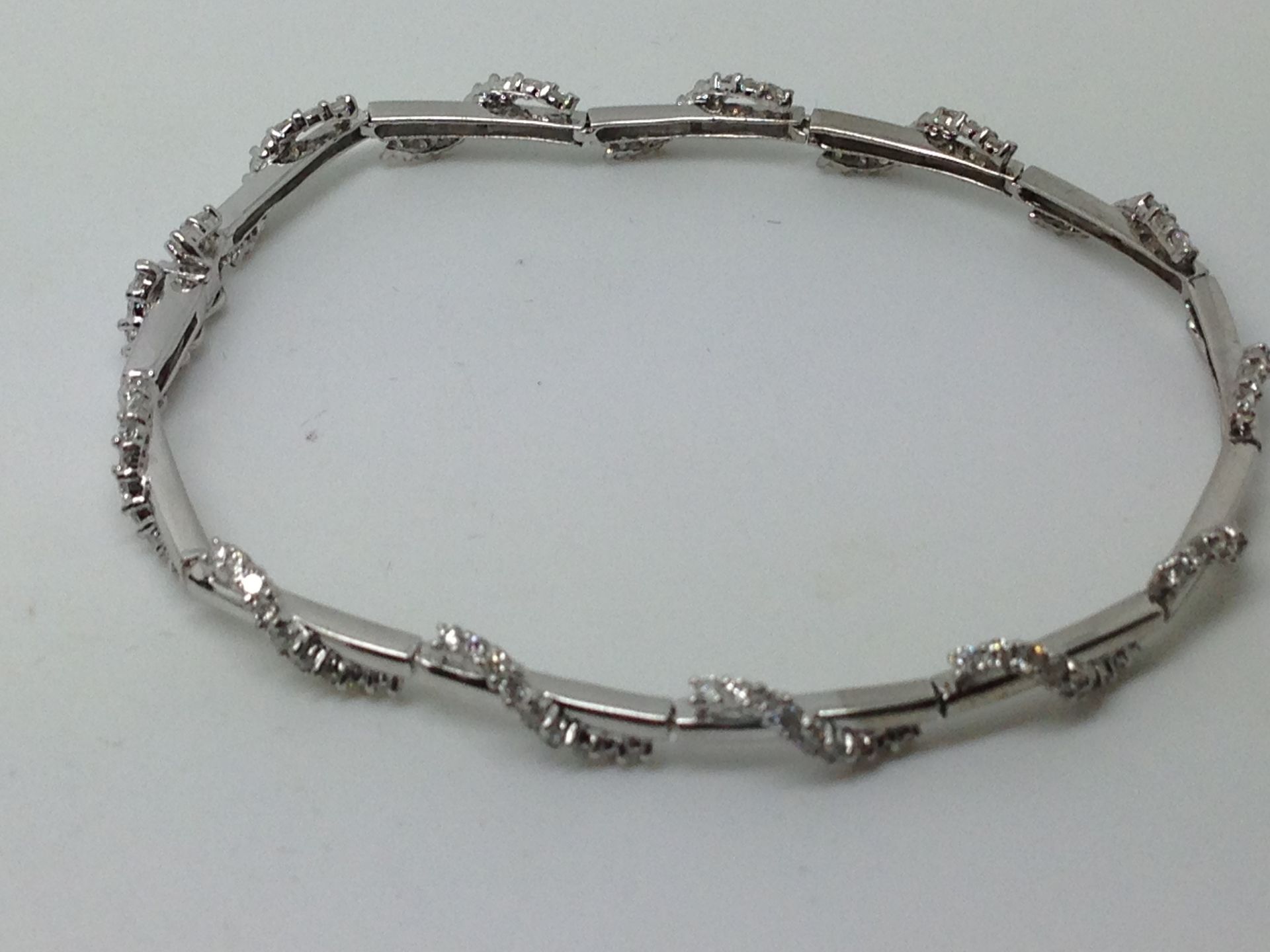 18ct WHITE GOLD DIAMOND TWISTED BRACELET 1.63ct - Image 2 of 3