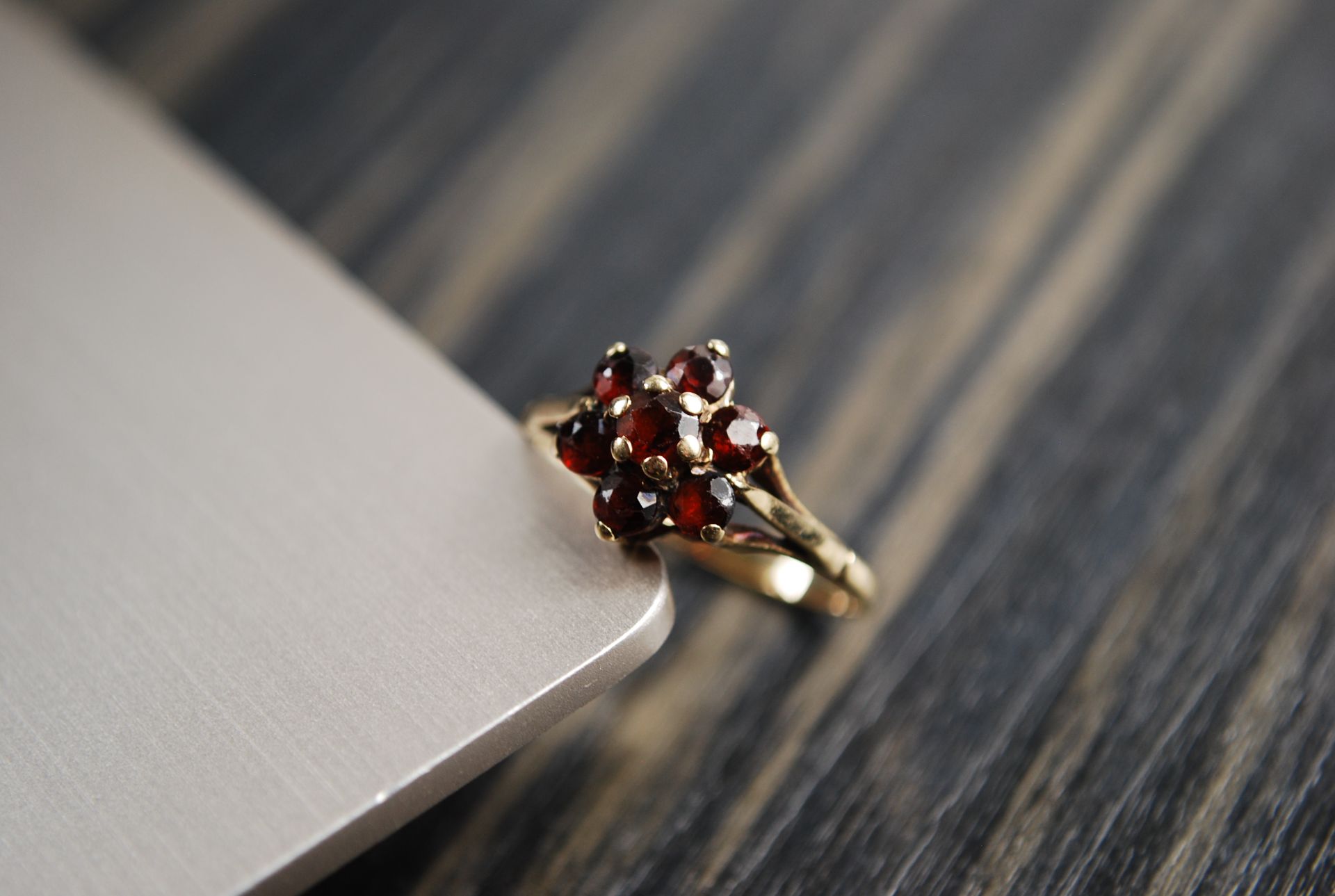 9ct GOLD GARNET RING