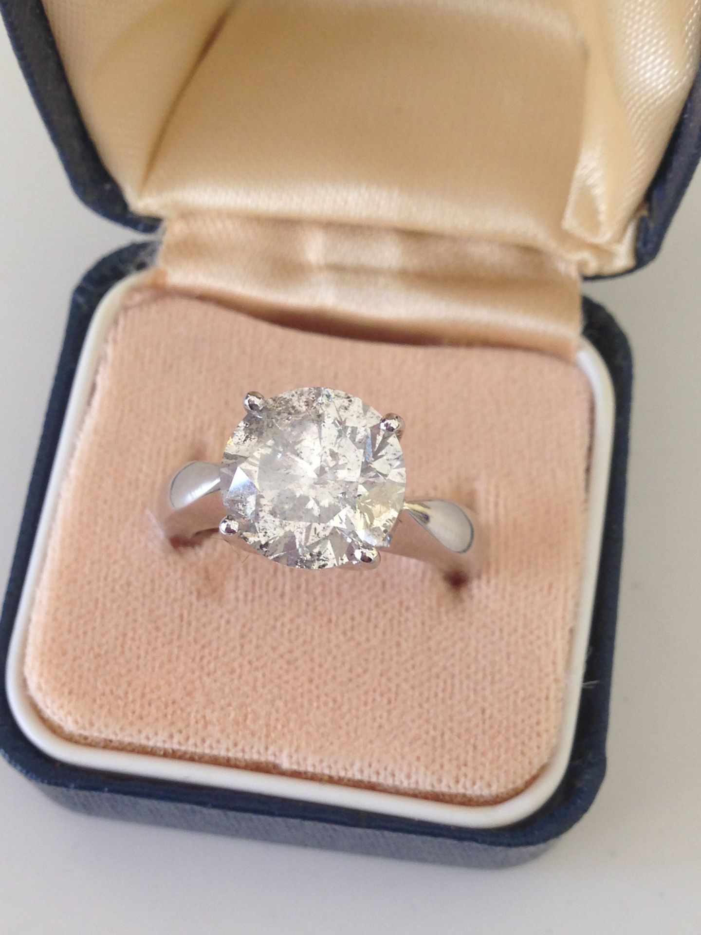 5.11ct DIAMOND RING SET IN 18ct WHITE GOLD WITH £20,000 INSURANCE VALUATION - Image 2 of 2