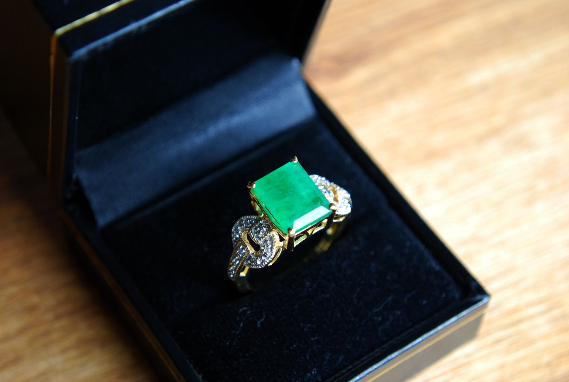 2-3ct EMERALD & DIAMOND RING SET IN 14ct GOLD