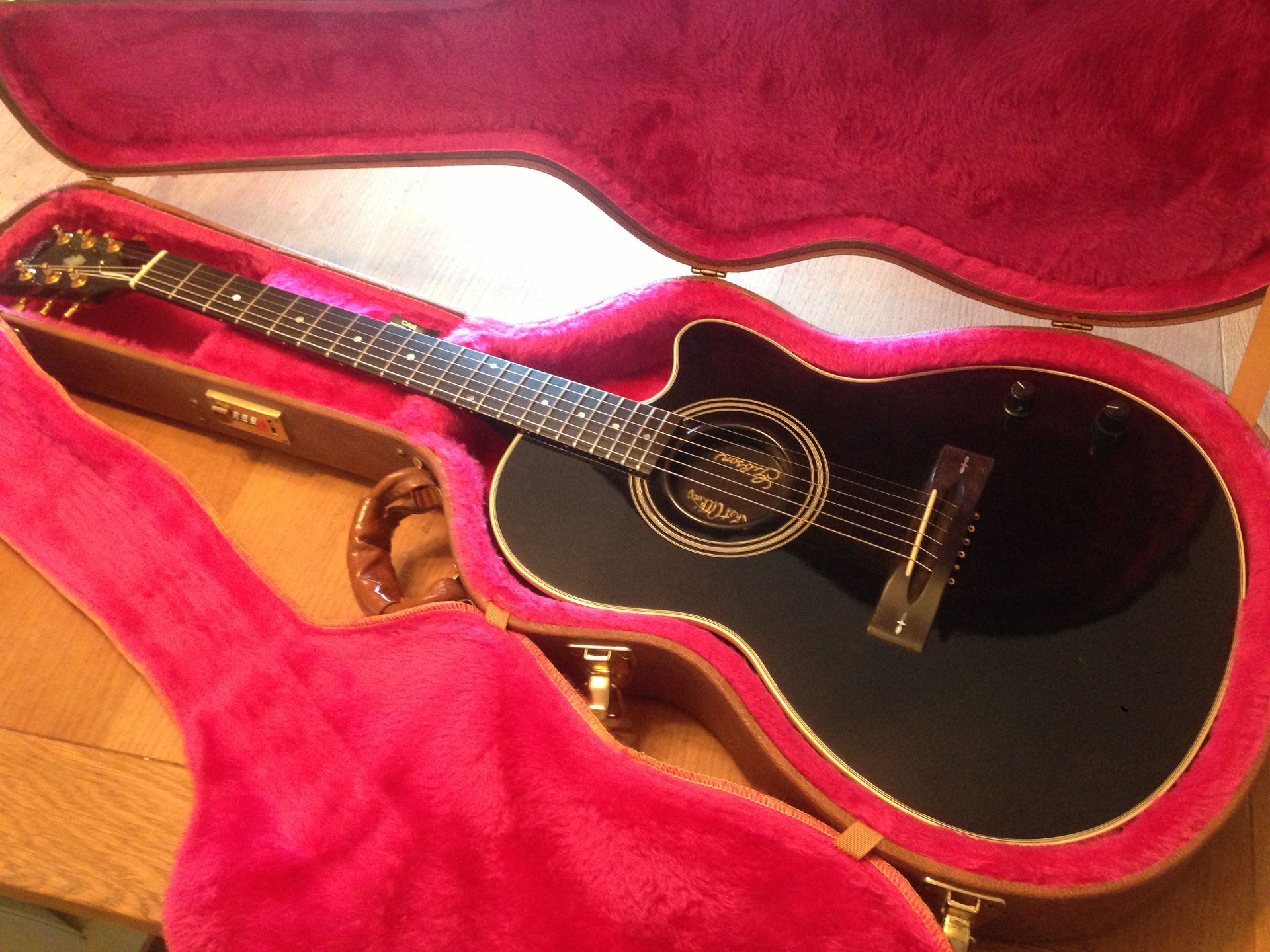 CHET ATKINS GIBSON ACOUSTIC ELECTRIC GUITAR WITH HARD CASE