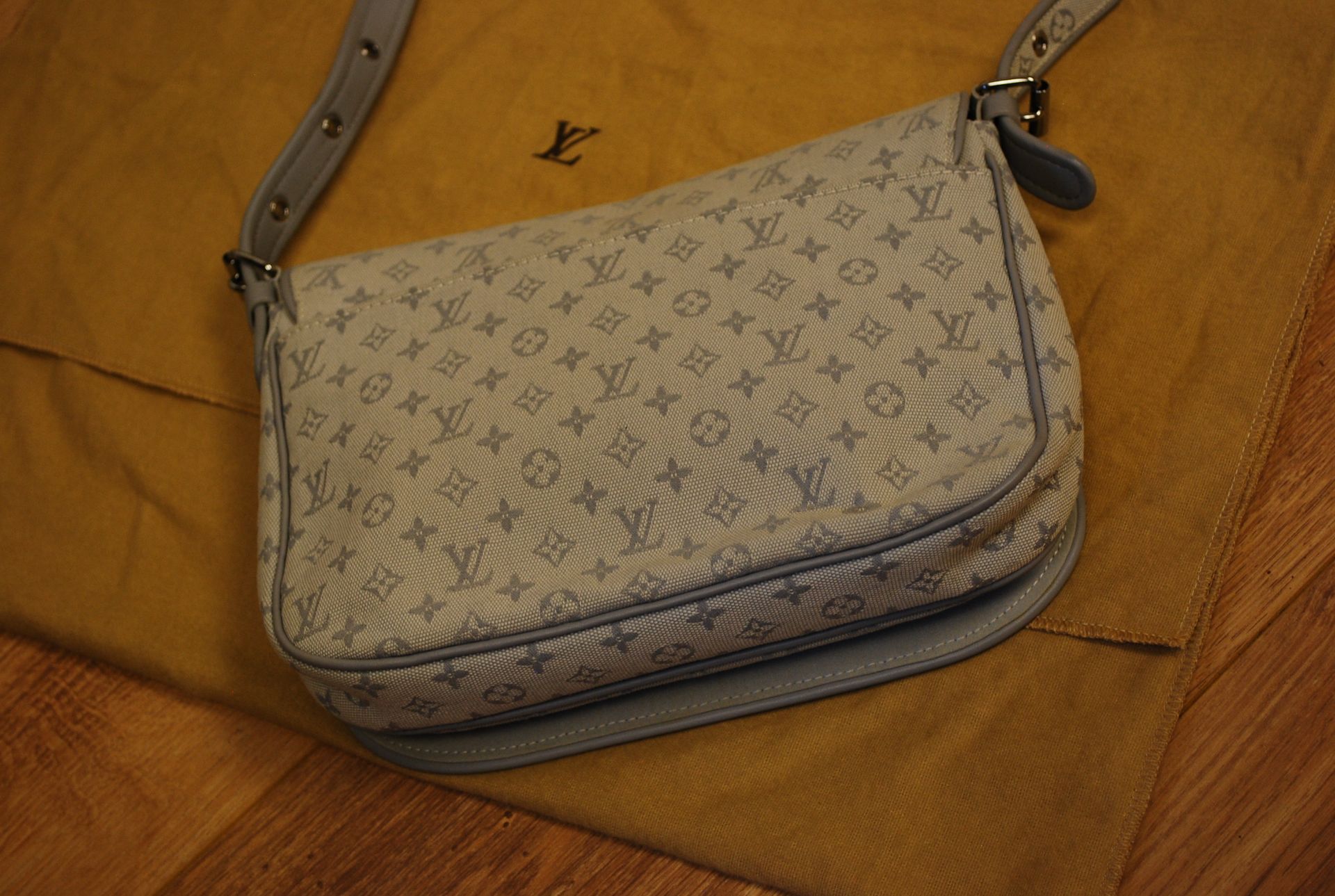 RARE LOUIS VUITTON LIMITED EDITION GREY CONTE DE FEES PATCH MINI LIN SHOULDER BAG - Image 3 of 4