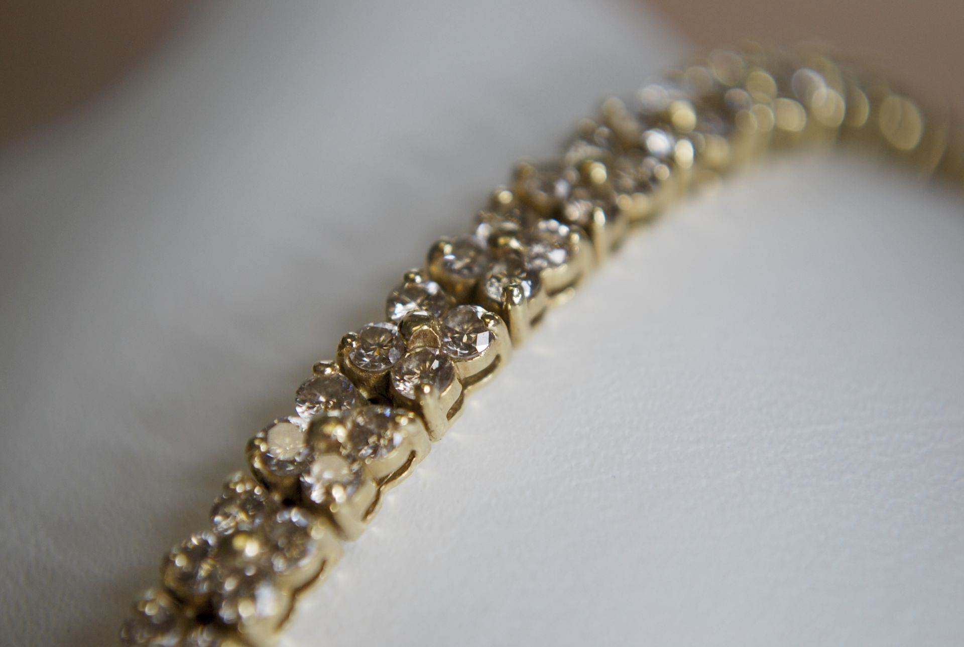18ct GOLD 5.00ct DIAMOND TENNIS BRACELET WITH £8000 VALUATION - Image 2 of 5