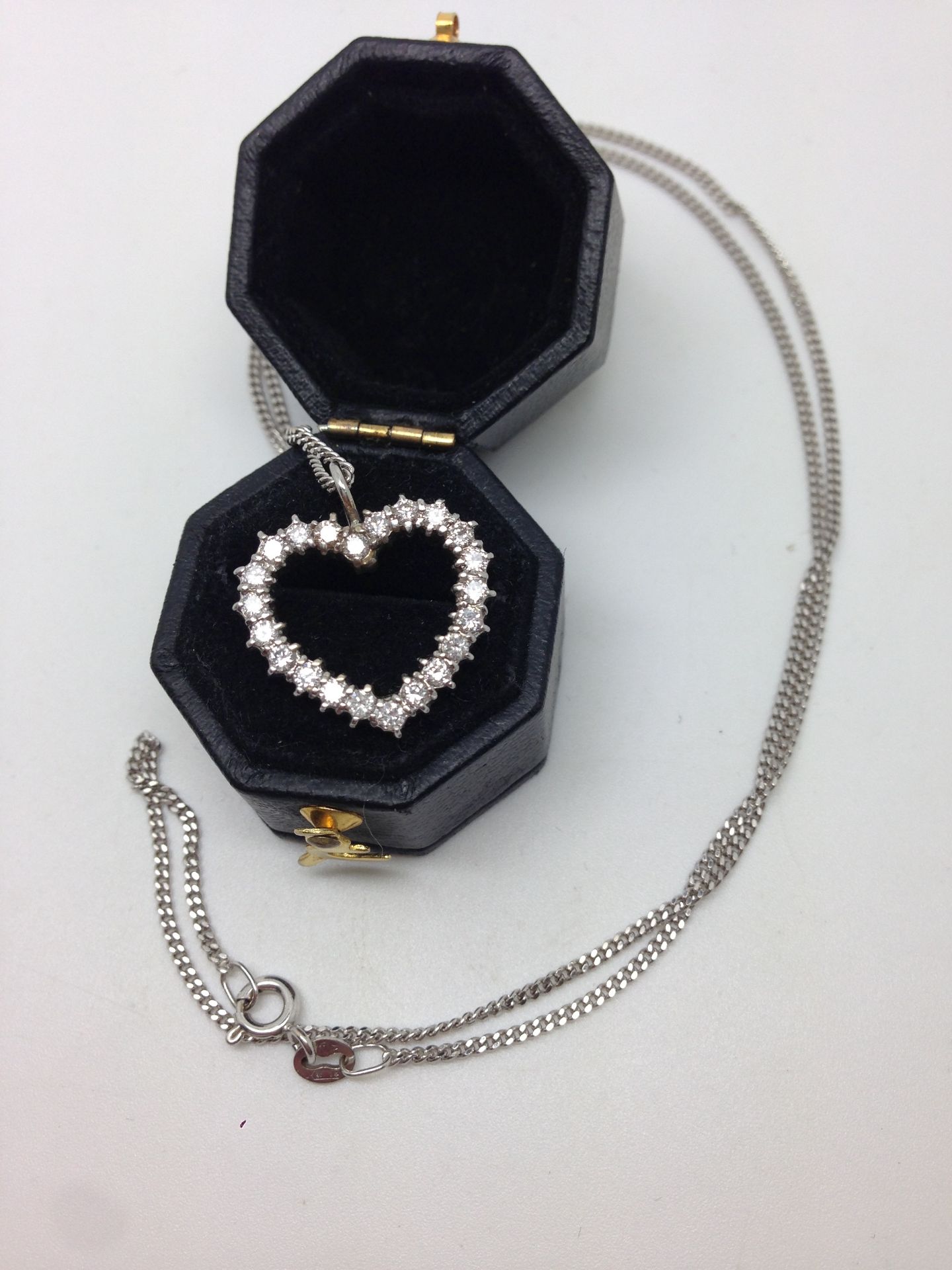 18ct WHITE GOLD DIAMOND HEART PENDANT & CHAIN 0.75ct