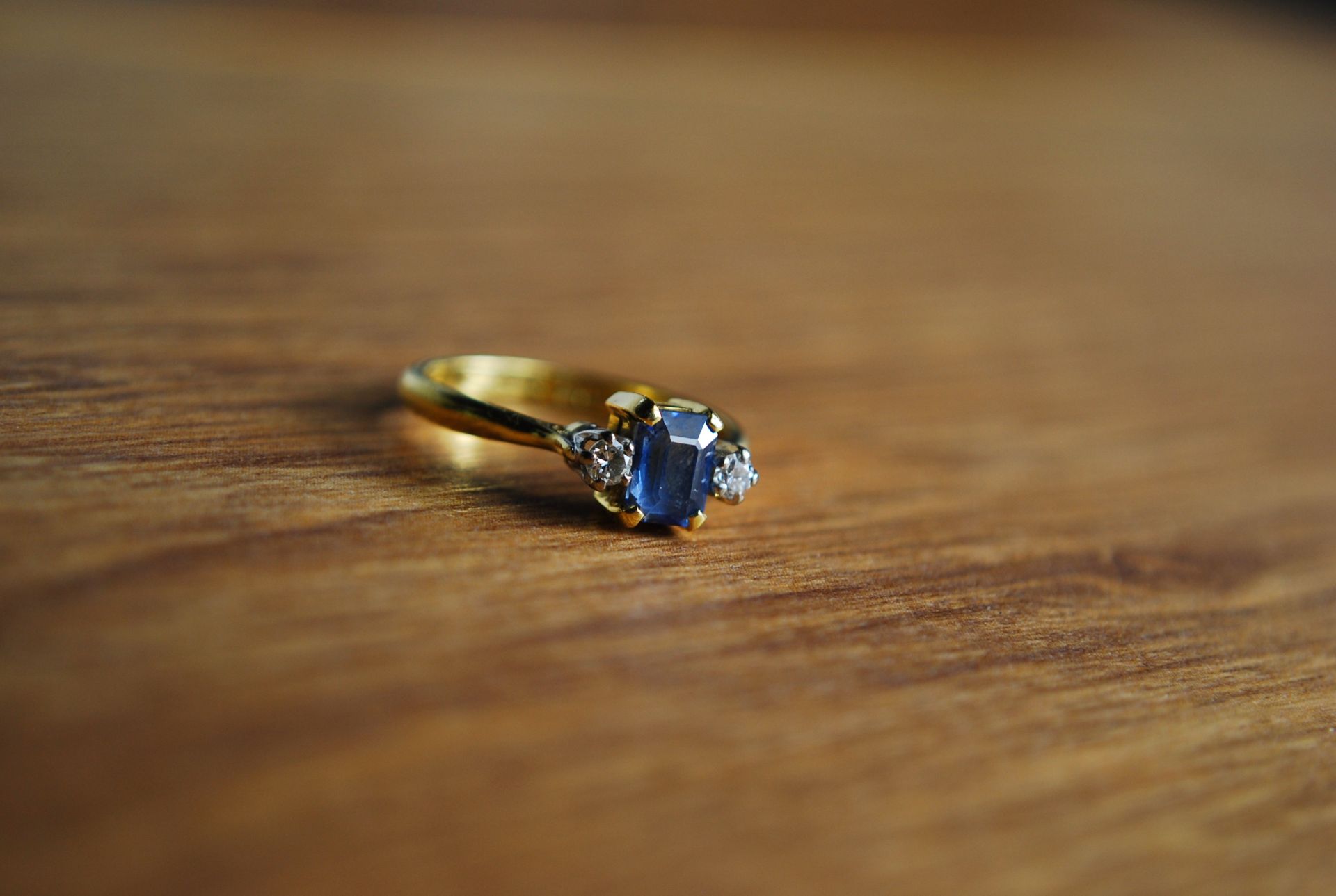 LOVELY 18ct GOLD CEYLON SAPPHIRE & DIAMOND RING