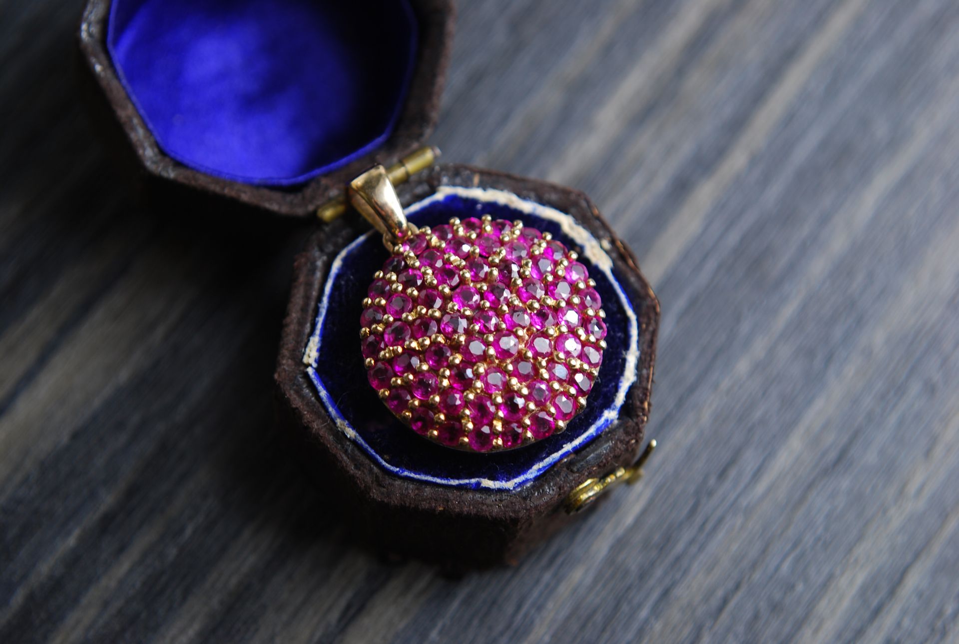 9ct GOLD RUBY CLUSTER PENDANT