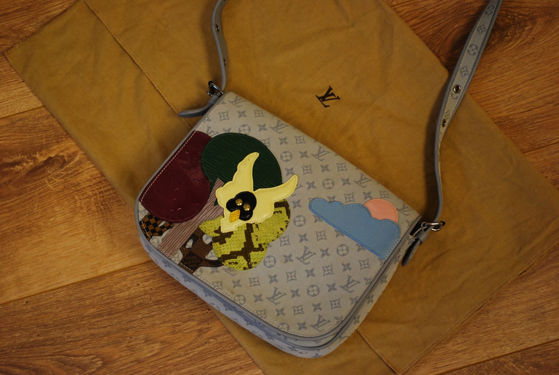 RARE LOUIS VUITTON LIMITED EDITION GREY CONTE DE FEES PATCH MINI LIN SHOULDER BAG - Image 2 of 4