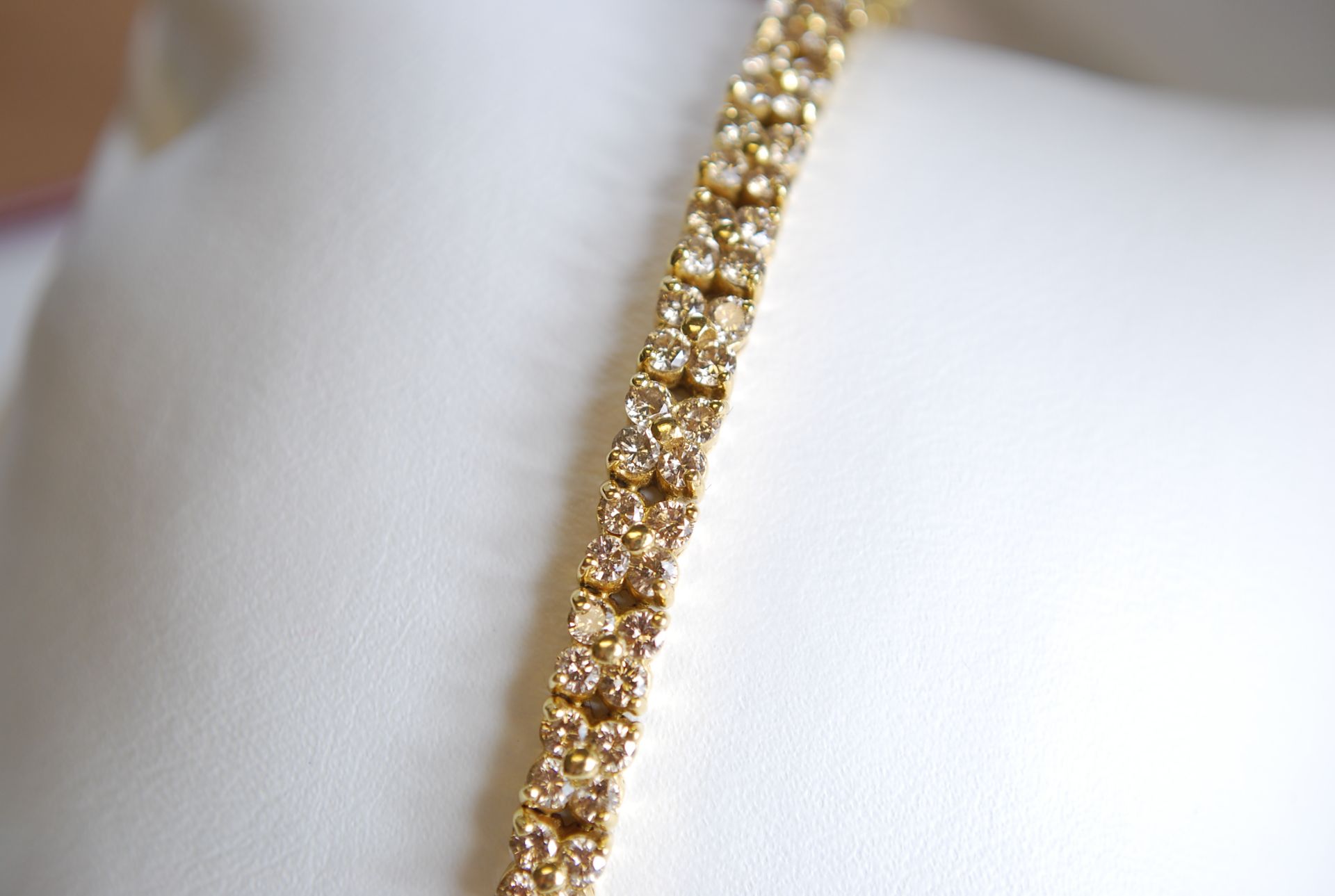 18ct GOLD 5.00ct DIAMOND TENNIS BRACELET WITH £8000 VALUATION - Image 3 of 5