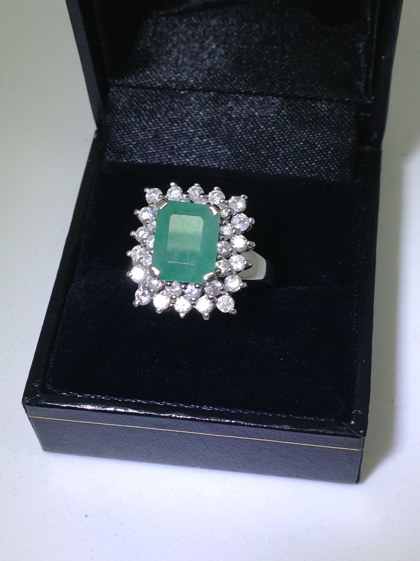 AMAZING 6.00ct EMERALD & DIAMOND RING SET IN 14k WHITE GOLD